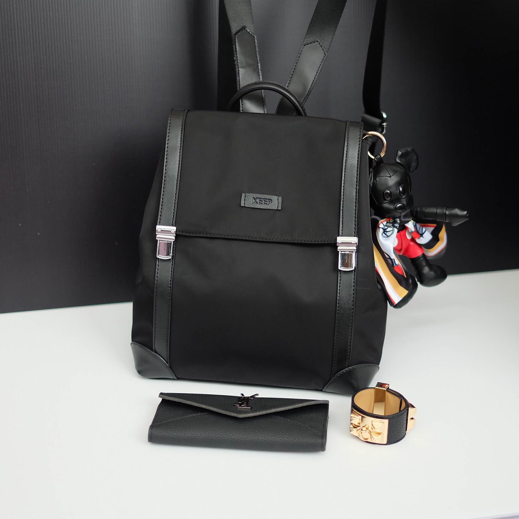 รุ่นใหม่ล่าสุดเลยห้ามพลาดน๊า !!! สาวๆ ที่กำลังหากระเป๋าเป้ เบาๆ ดีไซด์เก๋ๆ ปรับใช้ได้ 2 ทรงเลยคะ 👄 =>> ตัวกระเป๋า เป็นผ้าไนล่อนนาโน เนื้อหนาทนทานกันน้ำได้ แถมหูจับกระเป๋า และตัวหนังต่างๆ ทำจากหนังแท้ทนทานมาคะ =>> น้ำหนักเบา จุเยอะ ดีไซ