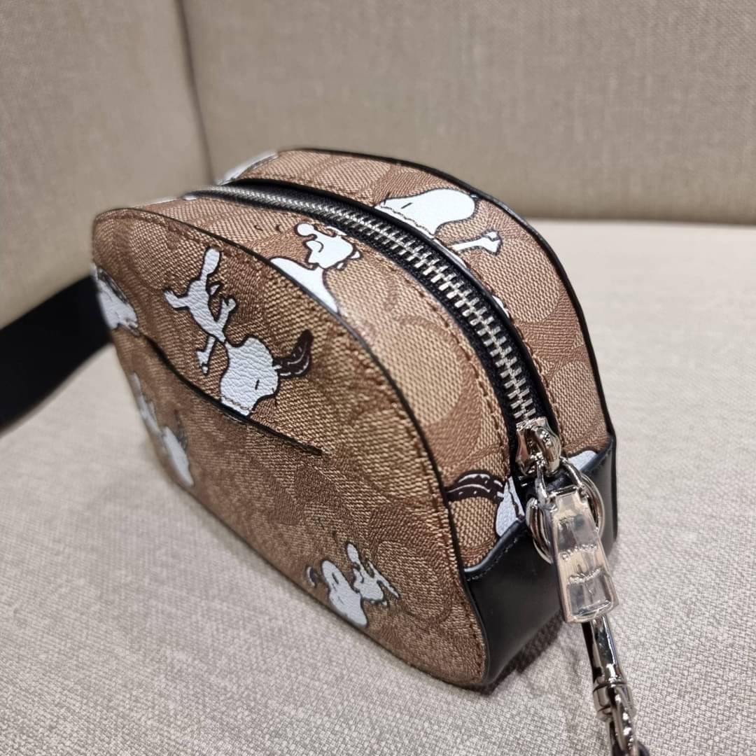 COACH C4590 COACH x PEANUTS MINI SERENA CROSSBODY IN SIGNATURE CANVAS WITH SNOOPY PRINT มาจ้าแม่ มาหนักๆอีกแล้ว กับคอลเลคชั่นที่ขายดี ขายหมด ไม่เคยพอจะขาย!! มินิเซเรนาคอลแลบกับสนูปพีแบบลงตัวที่สุด วัสดุหนังแคนวาสเคลือบลาย เปิด-ปิดด้วยซิป สะดวกใช้ ภายในเป็