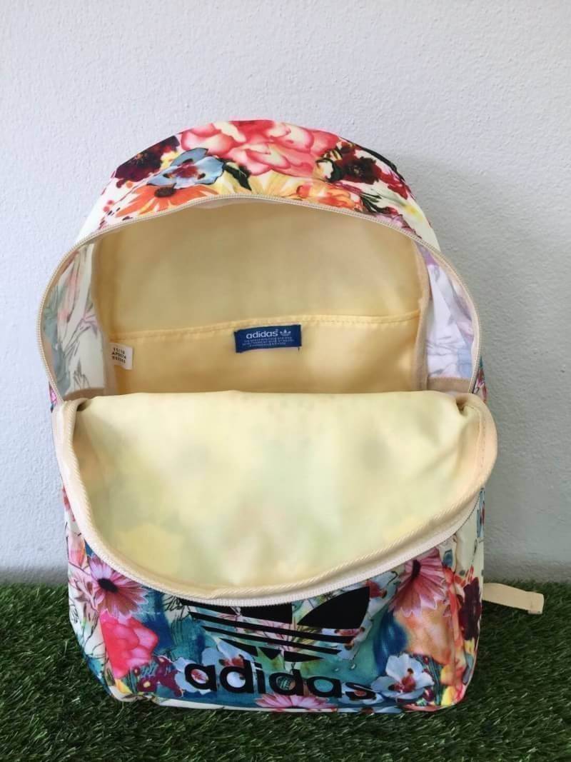 Adidas backpack กระเป๋าเป้สะพายหลัง วัสดุ polyester กันน้ำ ในตัวกระเป๋า มีช่องสำหรับใส่ Notebook , Tablet สายเป้บุนวม สะพายไม่เจ็บค่ะ จะใช้ไปเรียน ไปยิม หรือไปเที่ยวก็เหมาะค่ะ