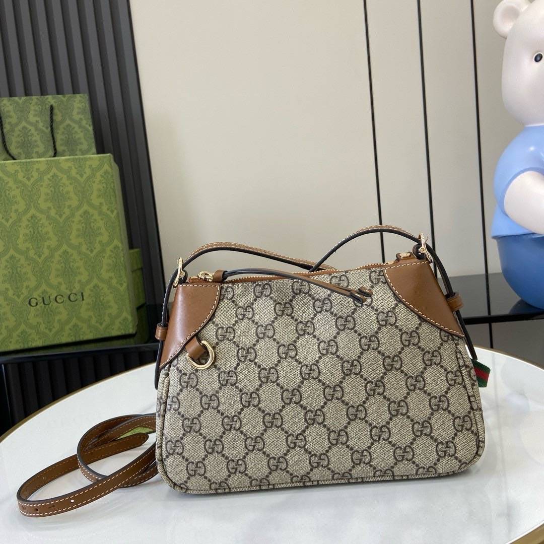 GUCCI GG Emblem small shoulder bag กระเป๋าสะพายคอลใหม่ ได้รับแรงบันดาลใจจากโลกแห่งการขี่ม้าดีไซน์คลาสสิคคงความเอกลักษณ์ สะพายไหล่ได้อย่างสง่างาม ขนาดน่าใช้มากๆ