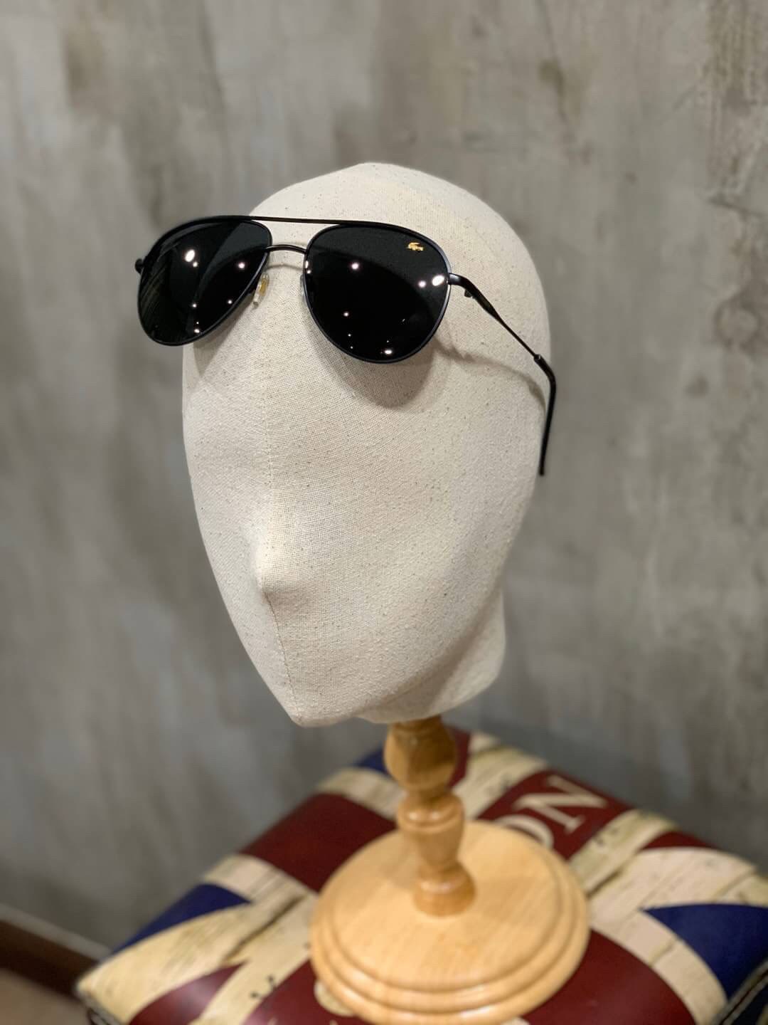 แว่นตา Lacoste Unisex Sunglasses แว่นตา Lacoste สไตล์ rayban ขนาดเลนส์กำลังดี หน้าเลนส์ติดโลโก้แบรนด์และปั๊มชื่อแบรนด์ ทรงคลาสสิคสีไม่มืดจนเกินไป ใช้ได้ทั้งชายและหญิงและชาย อุปกรณ์ฟูลเซ็ท มีทั้งกล่องแบรนด์สำหรับแว่น กล่องกระดาษ และถุงกระดาษแบรนด์ มอบเป็นข