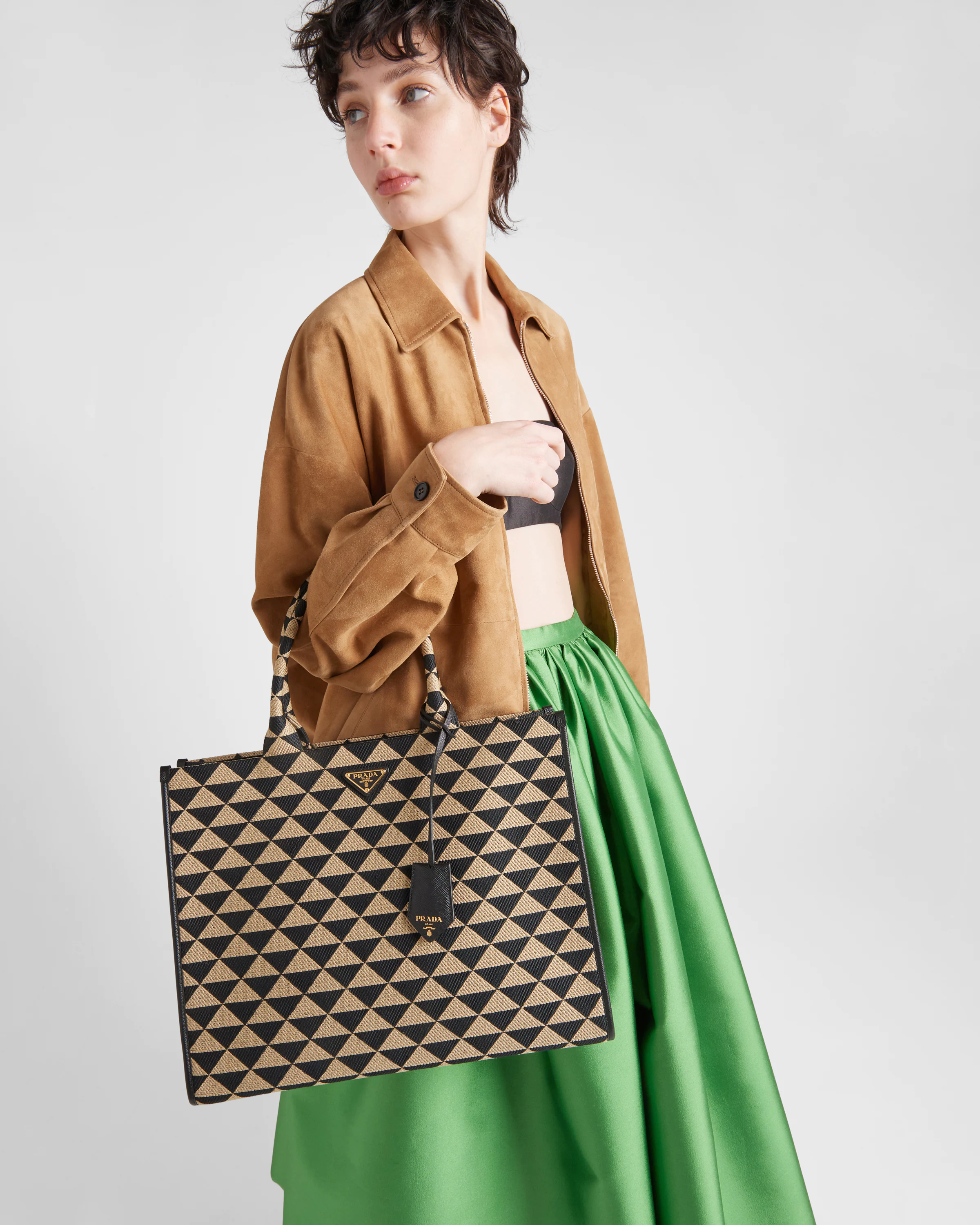 Prada Tote Bag / Prada Symbole jacquard fabric handbag กระเป๋าพราด้าทรงชอปปิ้ง หน้าติดอะไหล่โลโก้แบรนด์สีทอง มีให้เลือกใช้งาน 3 ขนาด งานชนชอปใช่งานง่าย สวยมงลงมากค่า แบบใหม่ล่าสุดจากแบรนด์ดัง จัดให้แบบเลิศๆ กับกระเป๋าทรงโท้ท สวยเอกลักษณ์ ภายในโล่งกว้างมาก