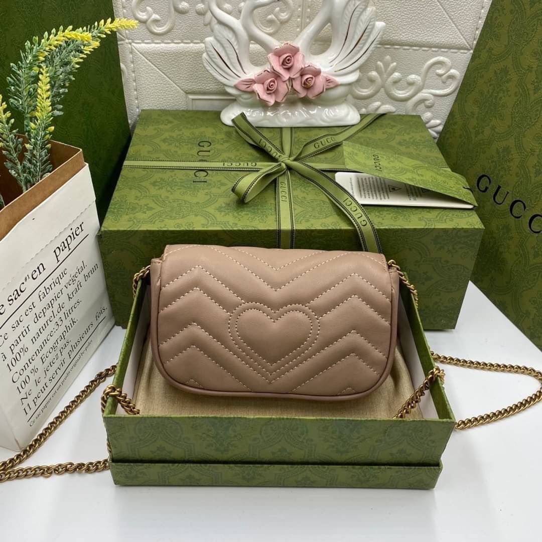 หนังแท้ GUCCI GG Marmont Super Mini กระเป๋าสะพายข้างใบเล็ก น้องมินิ น่ารั๊กมุ้งมิ้ง วัสดุหนังแท้เชฟรอน สายสะพายแบบโซ่ อะไหล่ทองหรูหรา ด้านหน้าประดับโลโก้แบรนด์หรู ทนทาน แข็งแรง น้ำหนักเบา น่ารักมุ้งมิ้ง ไม่ควรพลาดเลยค่า ภาพสินค้าถ่ายจากงานขายจริง ใช้งานต่