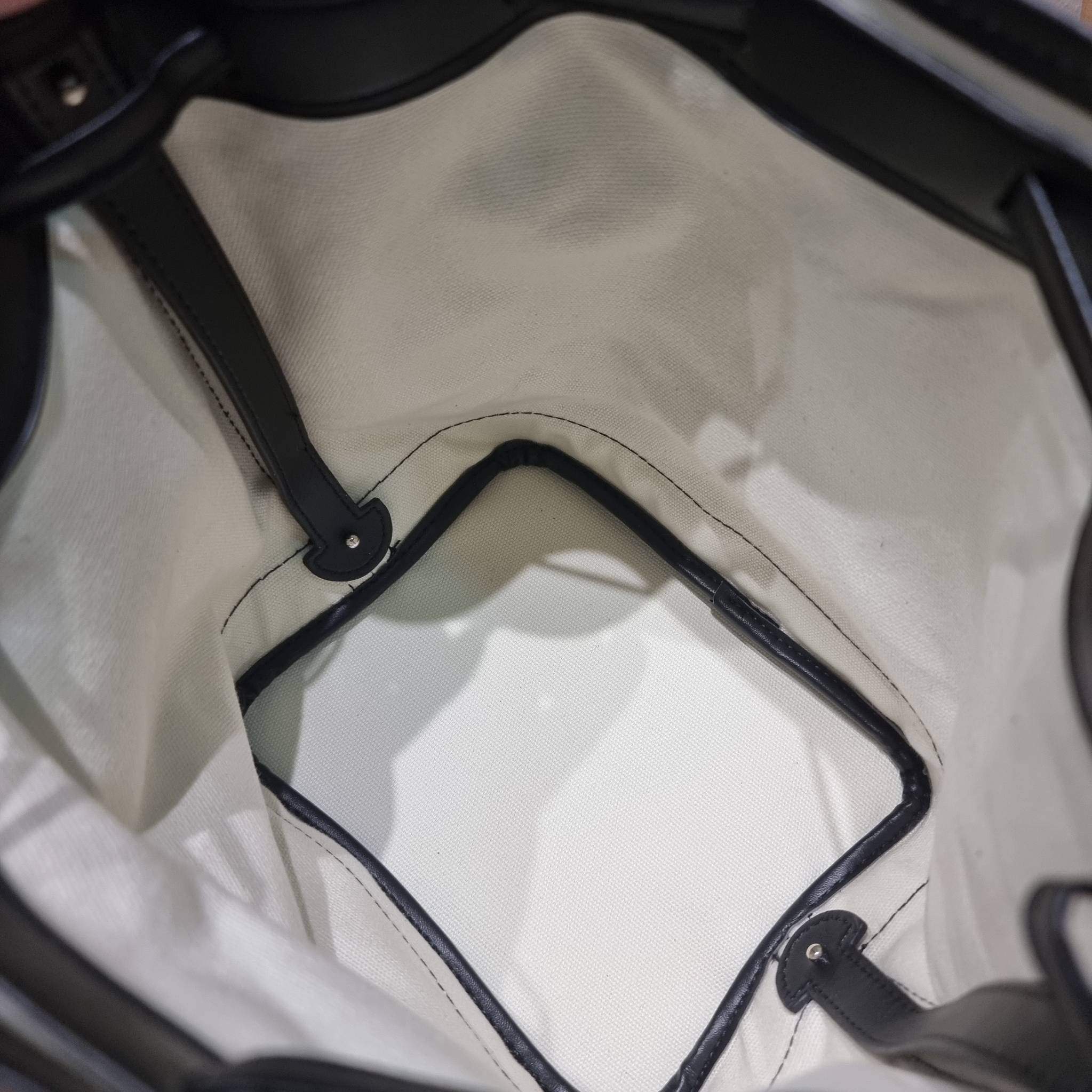 GOYARD PETITE FLOT BUCKET BAG กระเป๋าสะพายทรงบัคเก็ต ที่ดีไซน์สะดวกต่อชีวิตมาก รูปทรงคลาสสิค ดีไซน์เป็นเอกลักษณ์ สดใสทุกสี ดูผู้ดีในตัว วัสดุหนังแคนวาสพิมพ์ลายสวยคม ปากกระเป๋ารูดเปิด-ปิดได้ตามชอบ ภายในเป็นช่องโล่ง ใส่กระเป๋าสตางค์ มือถือ ได้ครบถ้วน มาพร้อ