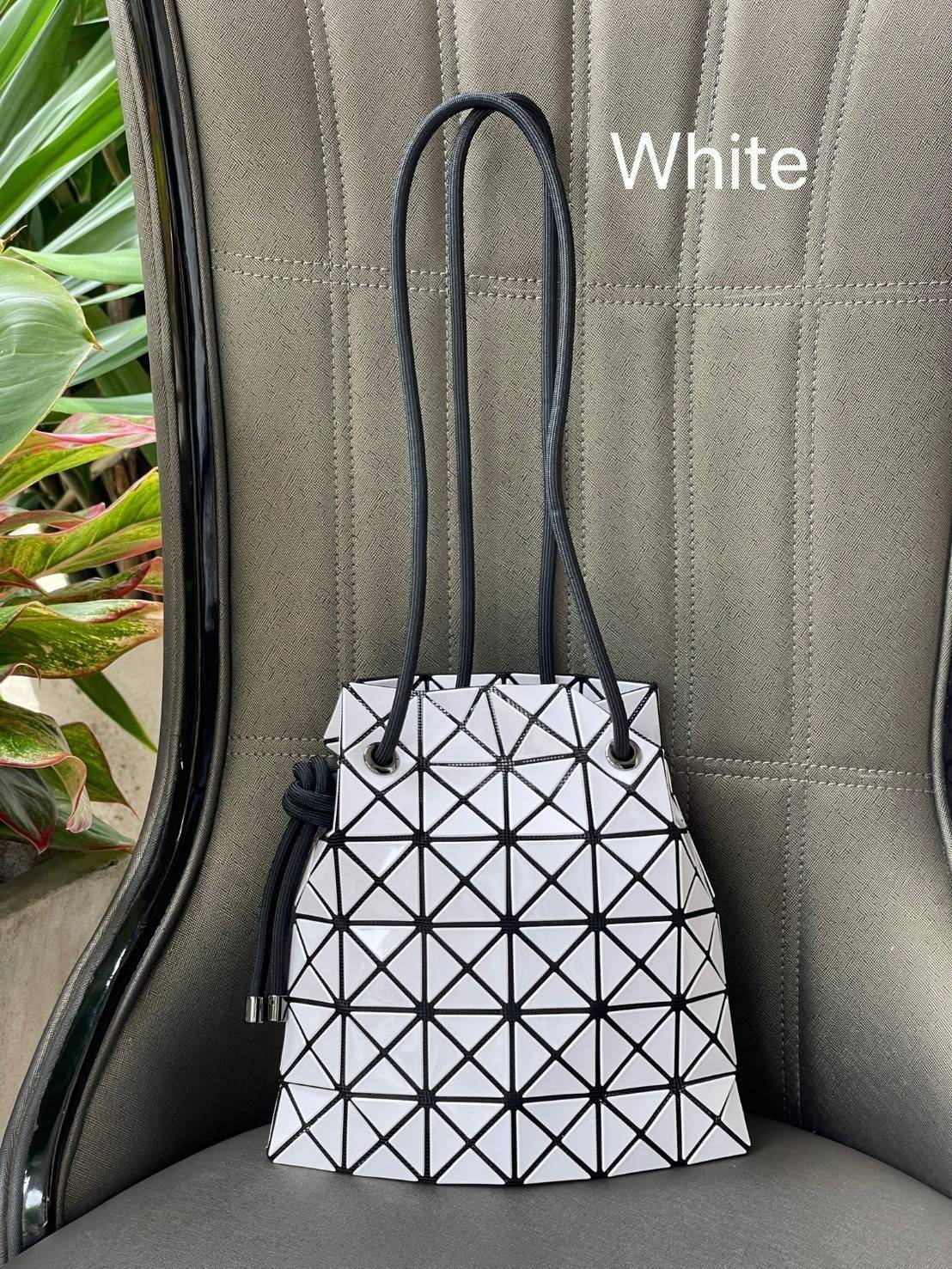 Baobao Issey Miyake Wring Small Bag กระเป๋าสะพายครอสบอดี้พร้อมสายรูดเปิดปิด สามารถปรับความยาวของสายได้ตามสไตล์ความชื่นชอบ ด้วยดีไซน์ทรงน่ารัก เหมาะสำหรับให้สาวๆหยิบใช้ในวันสบายๆ แต่เต็มเปี่ยมไปด้วยความคล่องแคล่ว ไฮไลต์ของซีซั่นนี้คือกระเป๋าที่มาพร้อมกับเช