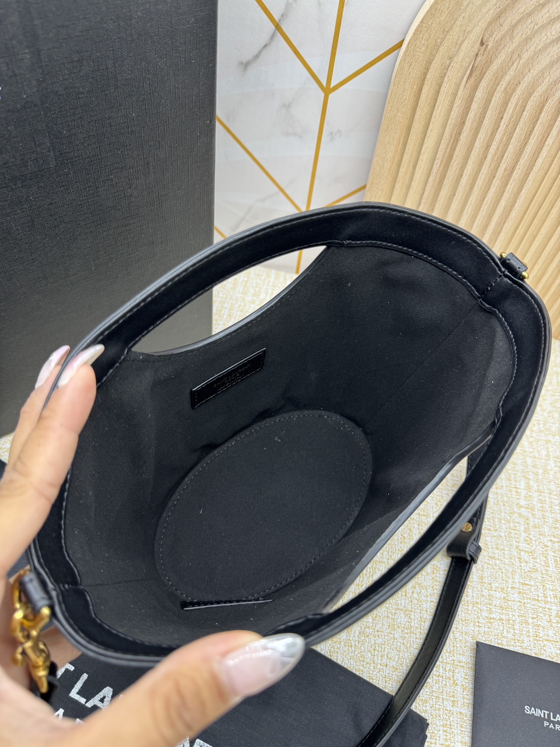YSL CELIA MINI TOTE IN SMOOTH LEATHER / YSL Bucket Bag กระเป๋าสะพายทรงโท้ทมือจับในตัว รุ่นใหม่ทันสมัย งานหนังเต็มใบ เกรดออริ 1:1 ใช้งานต่างประเทศได้