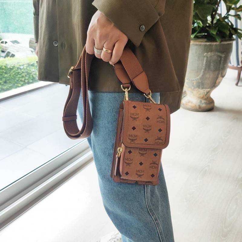 M.C.M CROSSBODY PHONE CASE IN VISETOS กระเป๋าสะพายข้าง สำหรับใส่ gadget คูลๆอย่างโทรศัพท์มือถือ ให้หนุ่มๆพกพาไปไหนๆได้สะดวก คล่องตัวกว่าเดิม เกรดออริ ท็อป 1:1 เกรดดีสุด สลับแท้