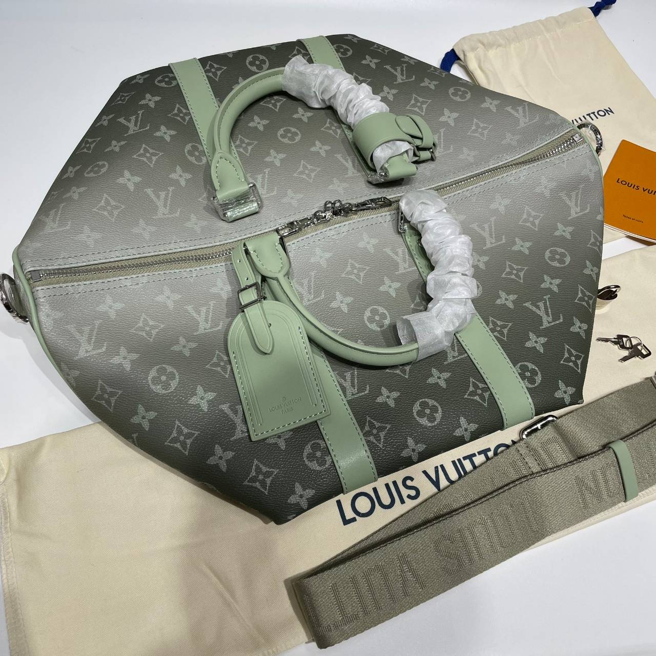 LV Keepall Bandoulière 45 Monogram Gradient Khaki green กระเป๋าเดินทางสุดคลาสสิค สีใหม่สีเขียวกากีไล่สี ได้อย่างลงตัวสวยงาม ไอเท็มที่จะทำให้การเดินทางไม่ธรรมดาอีกต่อไป