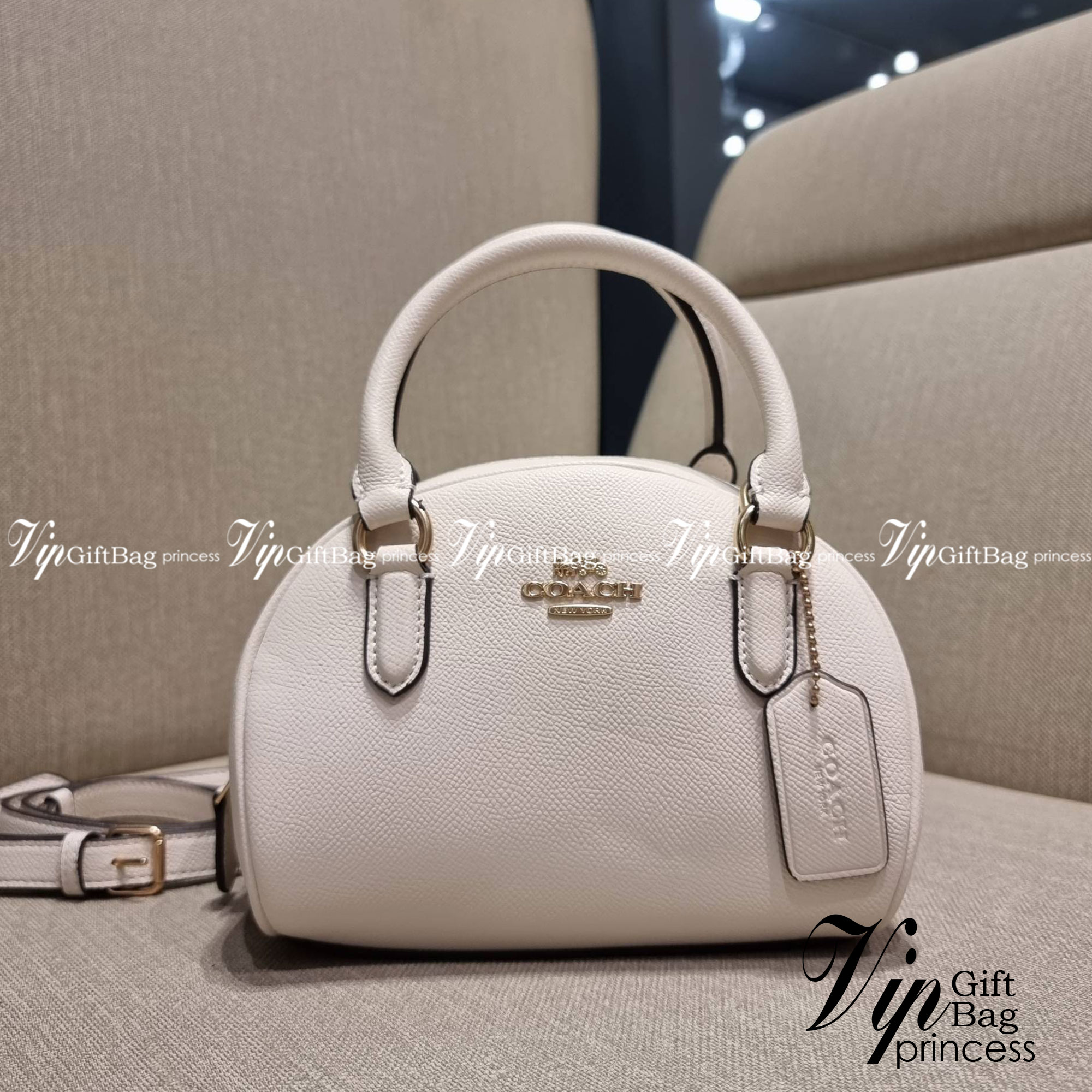 COACH SYDNEY SATCHEL BAG CA202 CA591 CB596 ใหม่ล่าสุด กับคอลที่สาวๆต้องหลงรัก กระเป๋าสะพายทรง satchel ที่มีรูปทรงดึงดูดสายตา สวยแรกเห็น วัสดุหนัง crossgrain พร้อมหูจับในตัว เปิด-ปิดด้วยซิป ภายในโล่งกว้าง ขนาดกำลังดี มีสายครอสให้ ปรับได้ตามชอบ ใบจริงลูกคุณ
