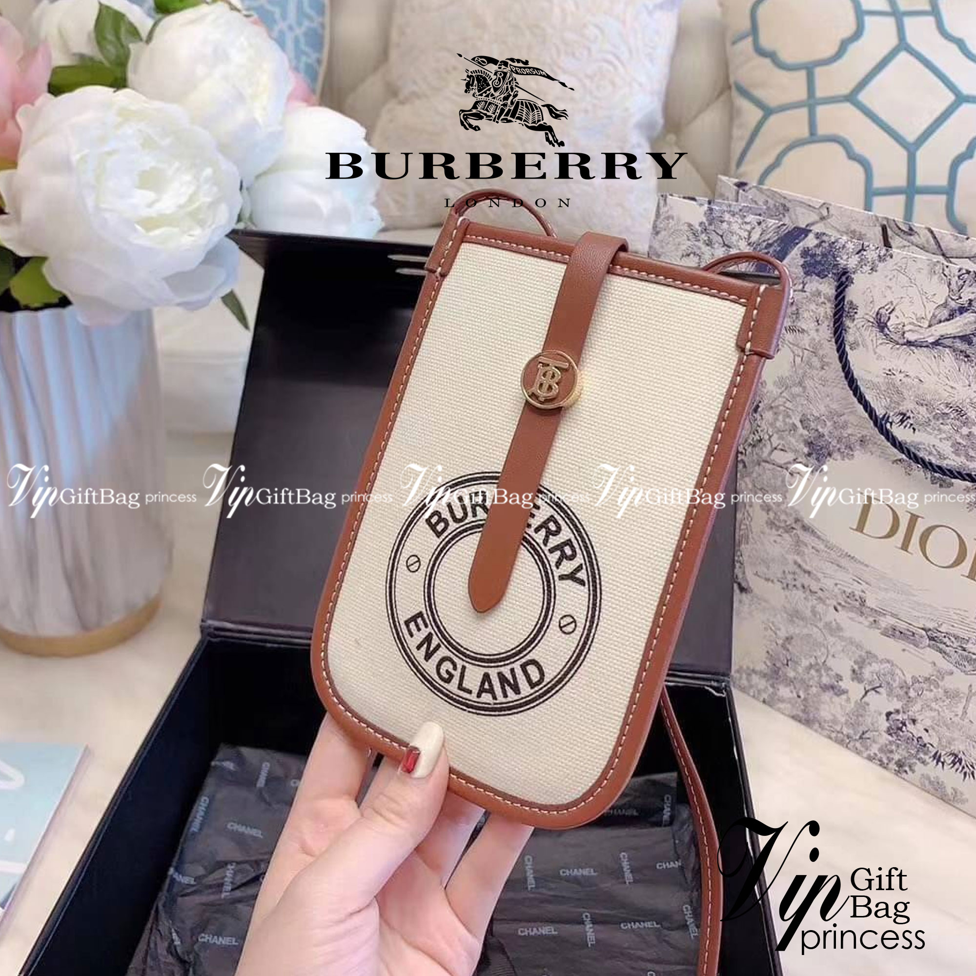 BURBERRY FRAGRANCES CROSSBODY BAG / BURBERRY PHONE BAG งานผ้าแคนวาสอย่างดีตัดขอบหนัง มีช่องใส่บัตรด้านหลัง น่ารักตะมุตะมิ ใส่บัตรใส่ของจุกจิกใส่โทรศัพท์ได้ น่ารักไปอีกจ้า วัสดุ Canvas & Leather สวยหรูอยู่ทรงมีโลโก้แบรนด์ด้านหน้า มีสายคาดประดับแบรนด์ ด้านห