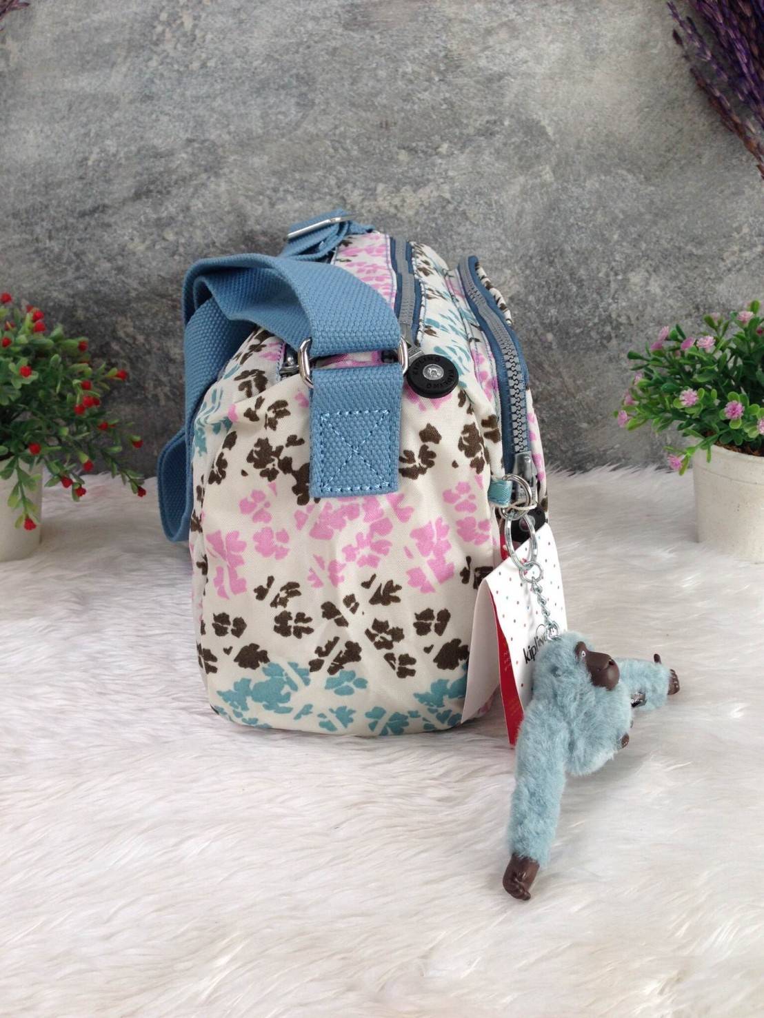 กระเป๋าสะพาย KIPLING รุ่น Reth วัสดุไนล่อนคุณภาพดี มาพร้อมดีไซน์ทันสมัย และสามารถใช้งานได้อย่างดี เข้ากับทุกการแต่งตัว โดดเด่นด้วยพื้นที่ภายในและช่องต่างๆ ที่ให้คุณจัดเก็บของสำคัญได้ครบถ้วน ไม่ว่าจะเป็นมือถือ ปากกา หรือไอเท็มจำเป็นของคุณ สายสามารถปรับและถ