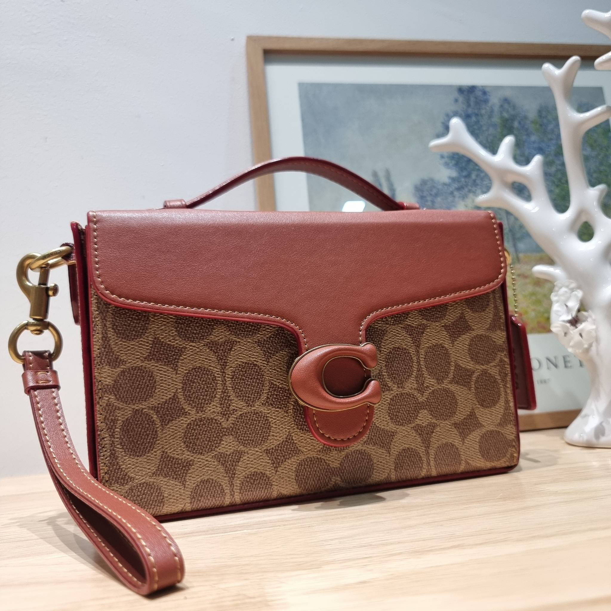 COACH CH798 TABBY BOX BAG IN SIGNATURE CANVAS ดีไซน์ใหม่ปี 2023 กับกระเป๋าสะพายมัลติฟังก์ชั่น ครบครัน ใช้งานได้หลากหลาย สวยคมชัด คลาสสิคใช้ได้ทุกลุค