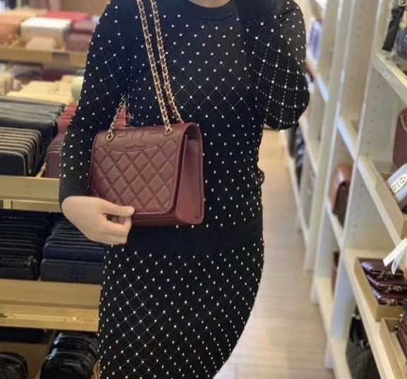 Tory Burch Savannah Convertible Shoulder Bag สาว ๆ ลุคสาวๆไม่ควรพลาด Collection นี้เลยนะคะ เป็นรุ่นที่ตอบโจทย์และครองใจสาว ๆ ได้อย่างแท้จริง เนื่องจากมีดีไซน์เรียบหรู โดยทางแบรนด์ได้ใช้เทคนิคการเย็บบนหนังเป็นลายเส้น (Chevron) ทำให้กระเป๋าดูมีราคามากยิ่งขึ