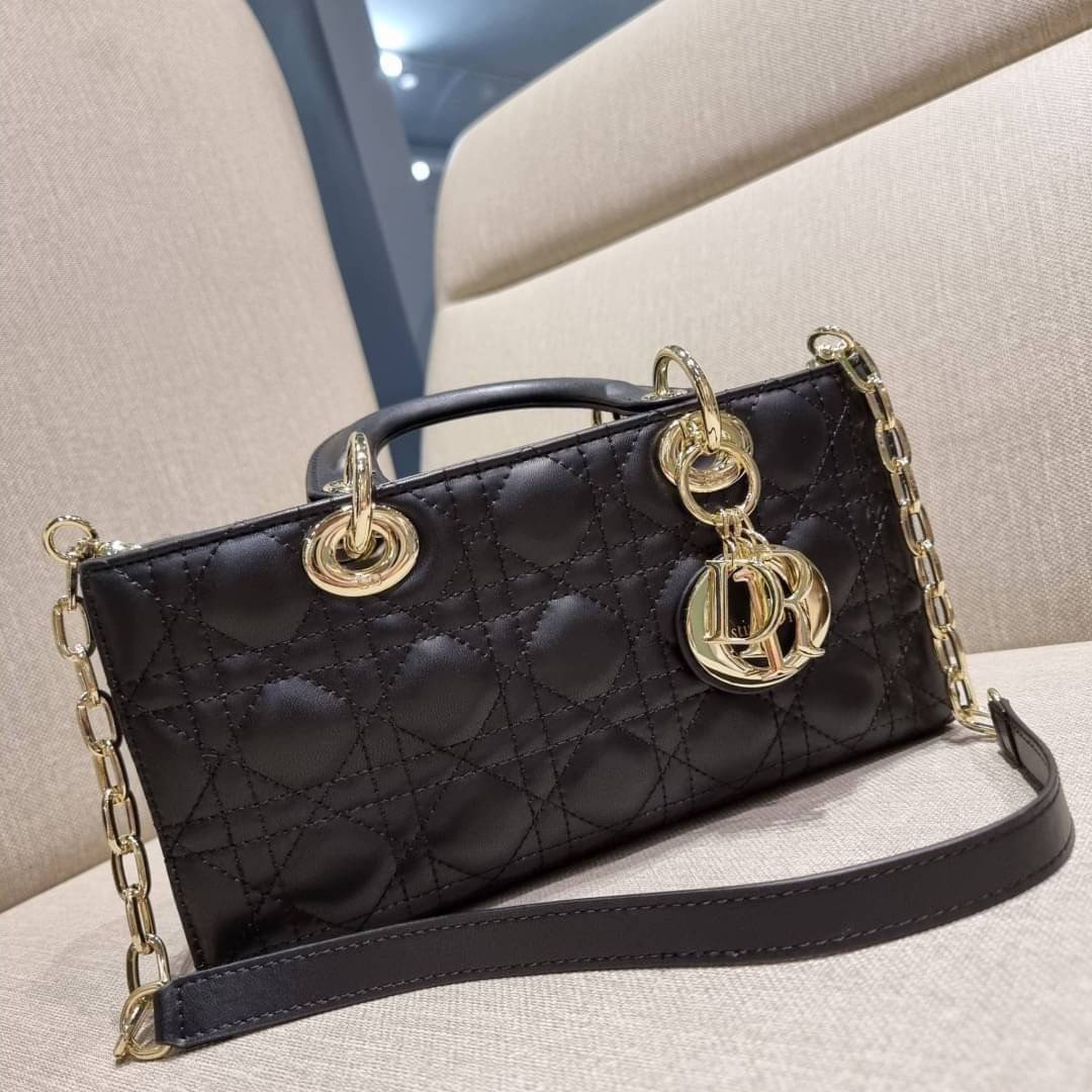 Medium Lady D-Joy Bag Cannage Lambskin / CD LADY D-JOY BAG ดีไซน์ใหม่ อัพเลเวลความหรู กับกระเป๋าสะพายข้างที่รอบนี้ดีไซน์รูปทรงโฉมใหม่ ใช้งานง่ายขึ้น สะดวกใช้มากขึ้น