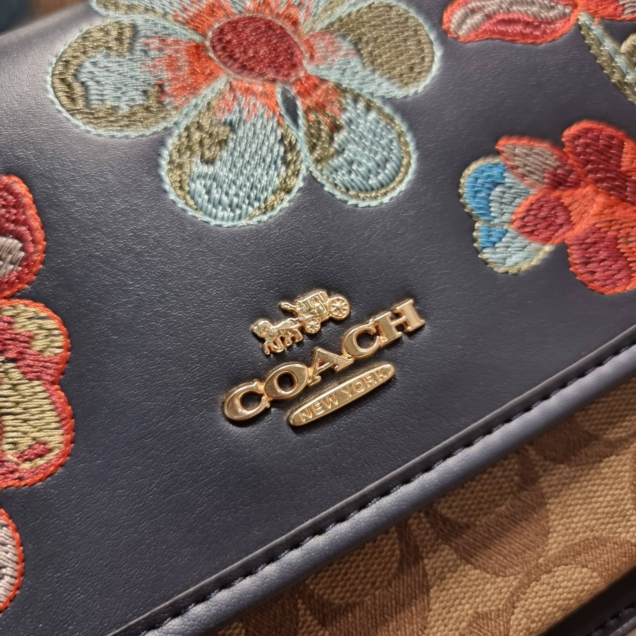 COACH C9230 KLARE CROSSBODY IN SIGNATURE CANVAS WITH FLORAL EMBROIDERY น้องใหม่คอลล่าสุด กับกระเป๋าสะพายข้าง โทนสีละมุนลูกคุณหนู ดีไซน์ปักดอกไม้เพิ่มลูกเล่น ให้ดูแพง วัสดุผนังแคนวาสสลับหนังแท้ สายสะพายโซ่สลับหนัง สะพายยังไงก็ขับผิว เปิด-ปิดด้วยกระดุมแม่เห