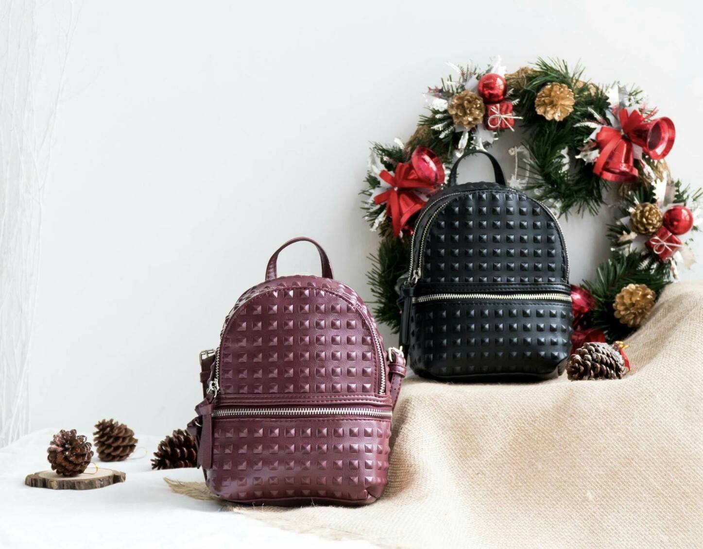 ZARA EMBOSSED STUDS MINI BACKPACK กระเป๋าสะพายเป้รุ่นใหม่ล่าสุดแบบชนช็อป ขนาดมินิน่ารัก วัสดุหนังขึ้นลายกราฟฟิกสวยเก๋ดูมีดีเทล เปิดปิดด้วยซิปรอบ ด้านหน้ามี1ช่องซิป มีช่องแบ่ง2ช่องเป็นสัดส่วน ภายในมีโลโก้และช่องใส่ของ สายสะพายหนังปรับระดับได้ ตัวจริงสวยดูด