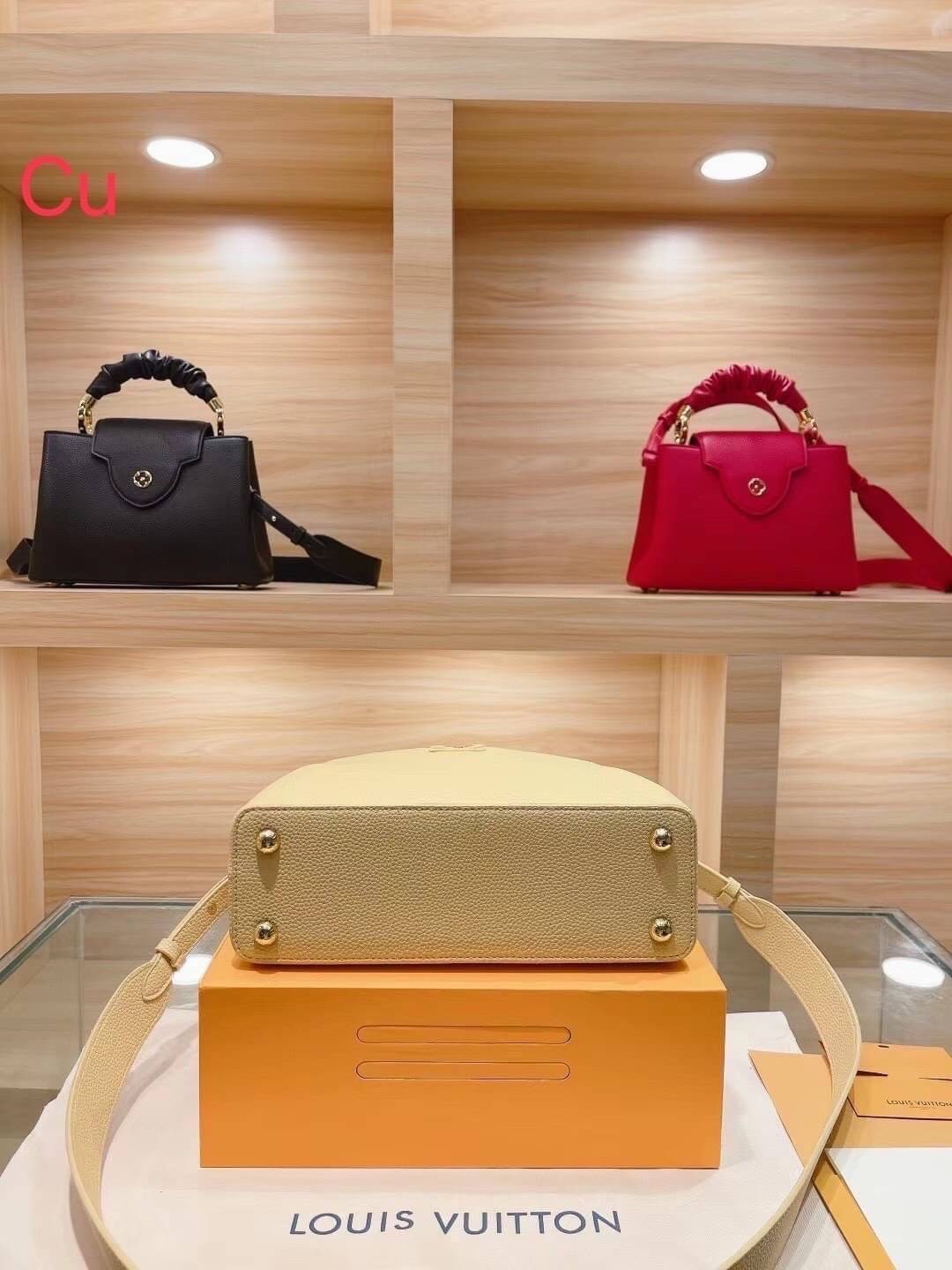 LV CAPUCINES BB top handle ที่สุดของความสวยในราคาเบาๆ กระเป๋าถือสุดหรู มาพร้อมหูจับหนังจับย่น ดีไซน์ทรงคลาสสิค ดีงามม้ากกกก!! ด้วยรูปทรงวินเทจ พร้อมส่งครบ box set ในราคาที่คุ้มที่สุด จัดเถอะค่า ยืนยันว่าสวยคุ้ม!!