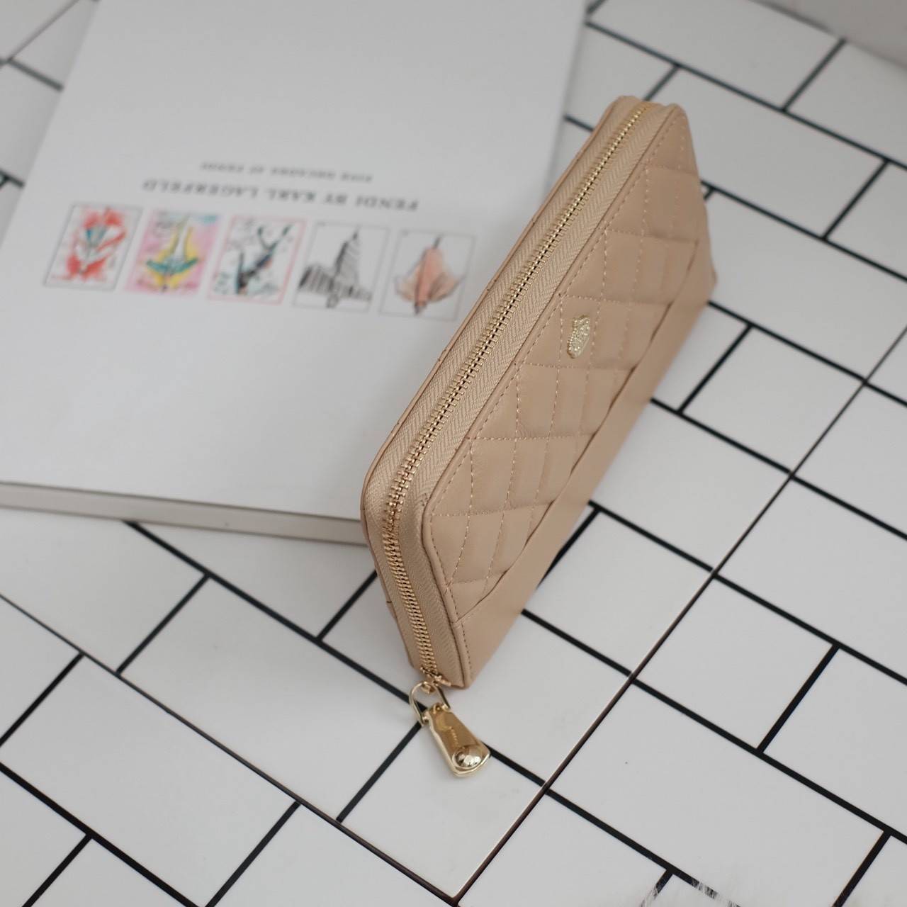 กระเป๋าสตางค์ Size ยาว ซิปรอบ สวยรับเงินมากใบนี้ คอนเฟิร์ม 💵💵 ใครกำลังหากระเป๋า size ห้ามพลาดนะคะ หนังสวยจริงๆ หนังวัวแท้ ตีตาราง นิ่ม ฟู ใช้หนังเกรดดีที่สุด สวยมาก KEEP • Super Rich ( Long )• กระเป๋า สตางค์ขนาดยาว ซิปรอบ ภายใน จุของคุ้ม ใ