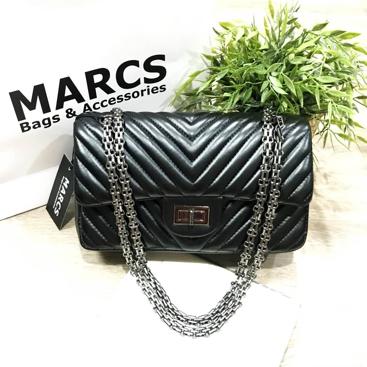 MARCS WOMAN QUILTED CHAIN SHOULD BAG New arrival! กระเป๋าสะพาย วัสดุหนังแกะสังเคราะห์ นิ่มสวย อยู่ทรง ลาย chevron สไตล์ Chanel ขนาดกำลังดี น้ำหนักเบา เปิดปิดด้วยตัวล็อคบิด พร้อมฝาปิดกระดุมแม่เหล็ก ภายในมีหลายช่อง ทั้งบริเวณด้านหน้า และฝาปิด ภายในกว้าง และ