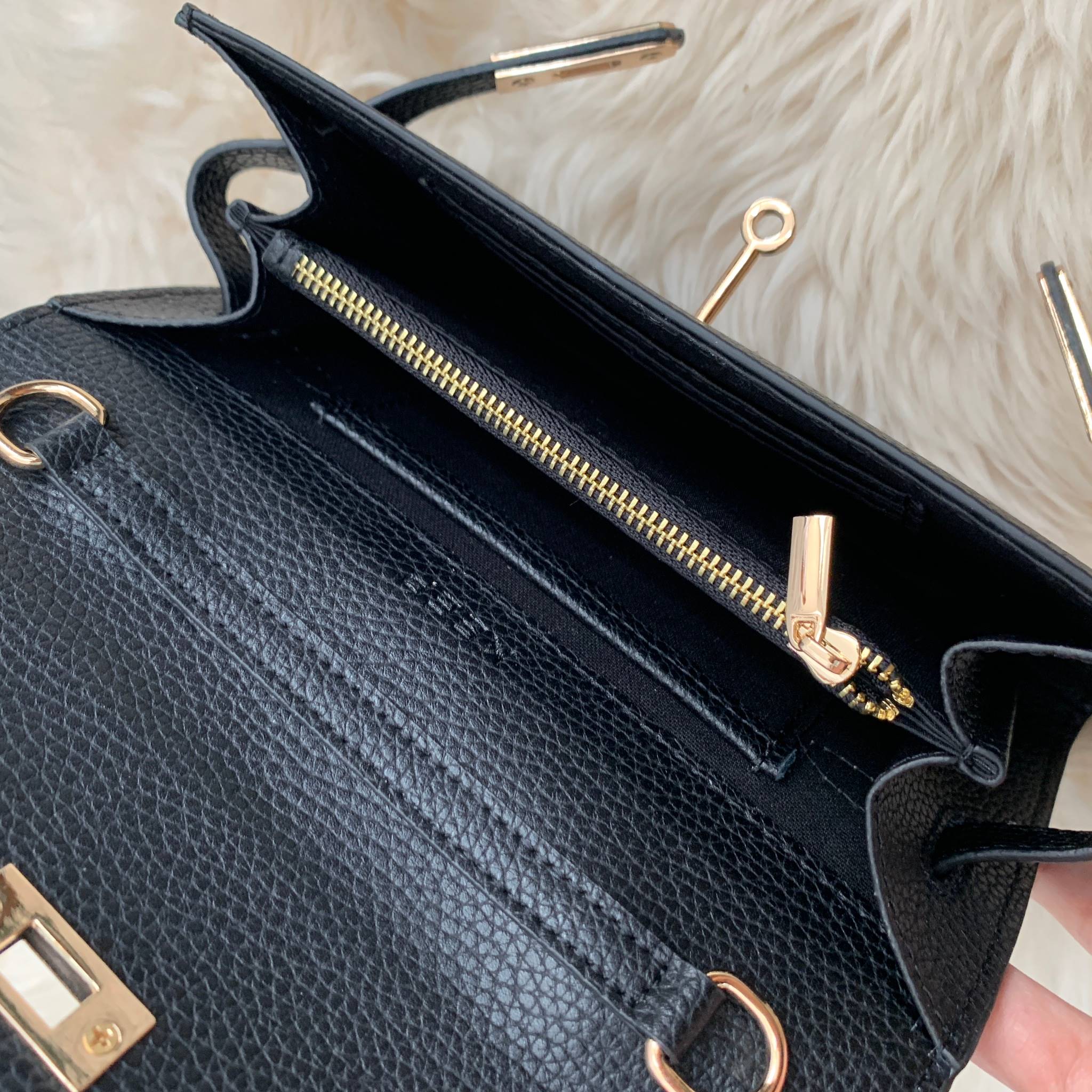 KEEP • Ellis • กระเป๋า คลัช ถือ //สะพาย ขนาด กะลังดี ทรงสวย แค่ใบเดียวจบ! หนังคุณภาพเยี่ยม ภายใน จุของคุ้ม ใส่บัตร ใส่มือถือได้ทุกรุ่น ใบนี้ จะแต่งกับ Look ไหนก้อเข้ากันได้ดีแน่นอนค๊า Don't miss!! หนังลายสวยมาก นิ่มมือ ภายในใส่ของจุกจิก 2 ด้านเลย สาม