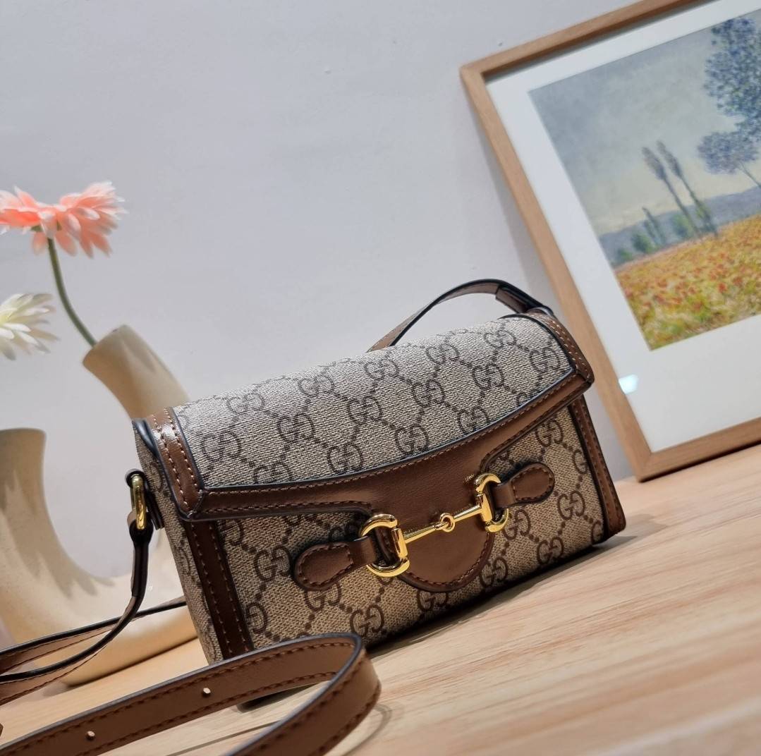 Gucci Horsebit 1955 Mini Bag / GC crossbody horizon mini bag กระเป๋าสะพายข้างขนาดกำลังดี สวยอยู่ทรง วัสดุหนังแคนวาสทนทาน แฝงความหรู เปิด-ปิดฝาสอดพร้อมแม่เหล็กในตัว ภายในเป็นช่องโล่ง ใส่โทรศัพท์ได้ทุกรุ่น พกแทนกระเป๋าสตางค์ ใส่บัตร ใส่ธนบัตรพกง่ายๆก็ได้ สา