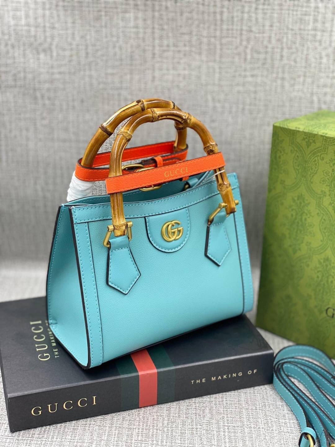 VIP GIFT 】หนังแท้ GUCCI Diana mini tote bag กระเป๋างานหูไม้ไผ่สุดคลาสสิก ดีไซน์มาใหม่พร้อมเข็ดขัดหนังสีสะท้อนแสงประดับตรงหูกระเป๋า ขนาดมินิกำลังน่ารักเลยค่ะ วัสดุหนังแท้ อะไหล่ทอง งานสวยตั้งอยู่ทรง มีสายสะพายยาว 1เส้น สามารถปรับระดับได้-ถอดได้ งานเก๋ไก๋ที