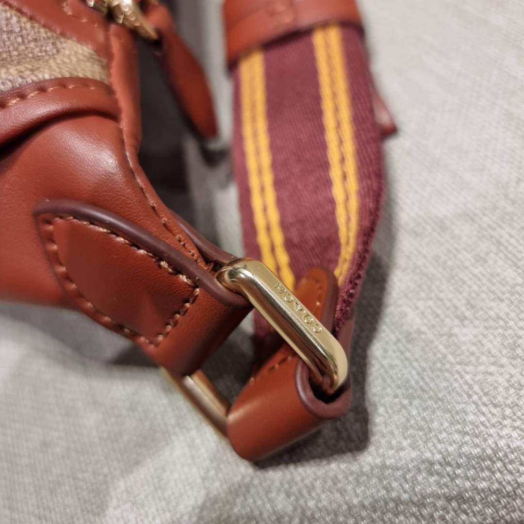 COACH C6678 LEAGUE BELT BAG IN SIGNATURE CANVAS WITH VARSITY PATCHES กระเป๋าคาดอกไซส์ใหญ่ คอลเลคชั่นที่ฮอตไม่เลิก กับดีไซน์สกีเรทโทร วินเทจ ขนาดสะพายกำลังเท่ คูลๆ ใช้งานง่าย ได้ทั้งหนุ่มๆและสาวๆ โดดเด่นด้วยแพทช์ที่สวยไม่ซ้ำใคร วัสดุหนังแคนวาสเคลือบลายสลับ