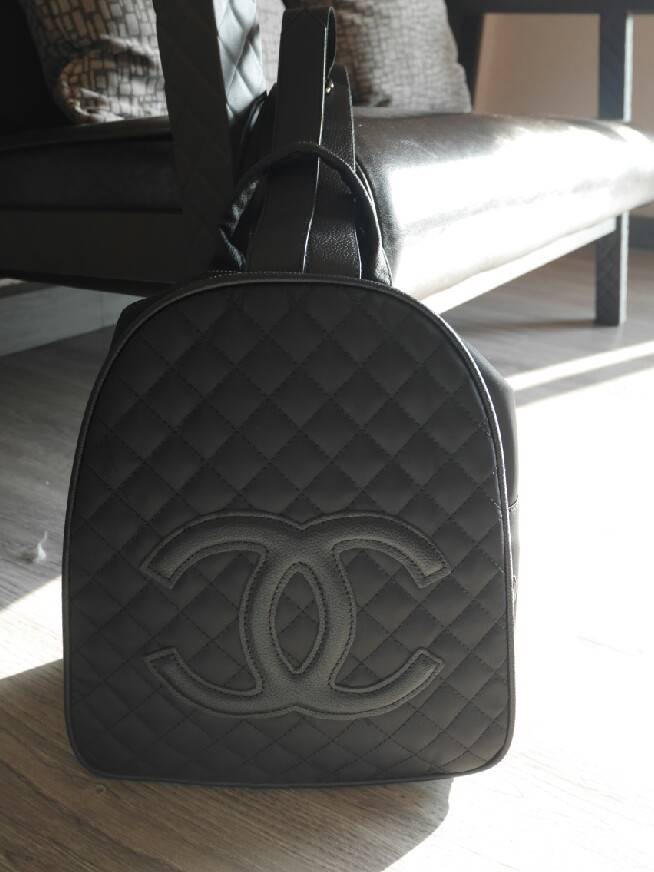 รุ่นใหม่ค้า New item! กระเป๋าเป้ทรงน่ารักจากงาน Premium gift สุดหรู แบรนด์ชาแนล โดดเด่นด้วย รูปทรงน่ารัก ขนาดกำลังดี หนังนิ่ม ด้านหน้าปั้มแบรนด์ด้วยหนัง PU ด้านในเปิดด้วยซิปโซ่ CC มีช่องใส่ของแบ่งเป็น 2 ช่องใหญ่ ด้านหลังสายสะพายยาวปรับได้ เป็นอีกไอเท็ม ที