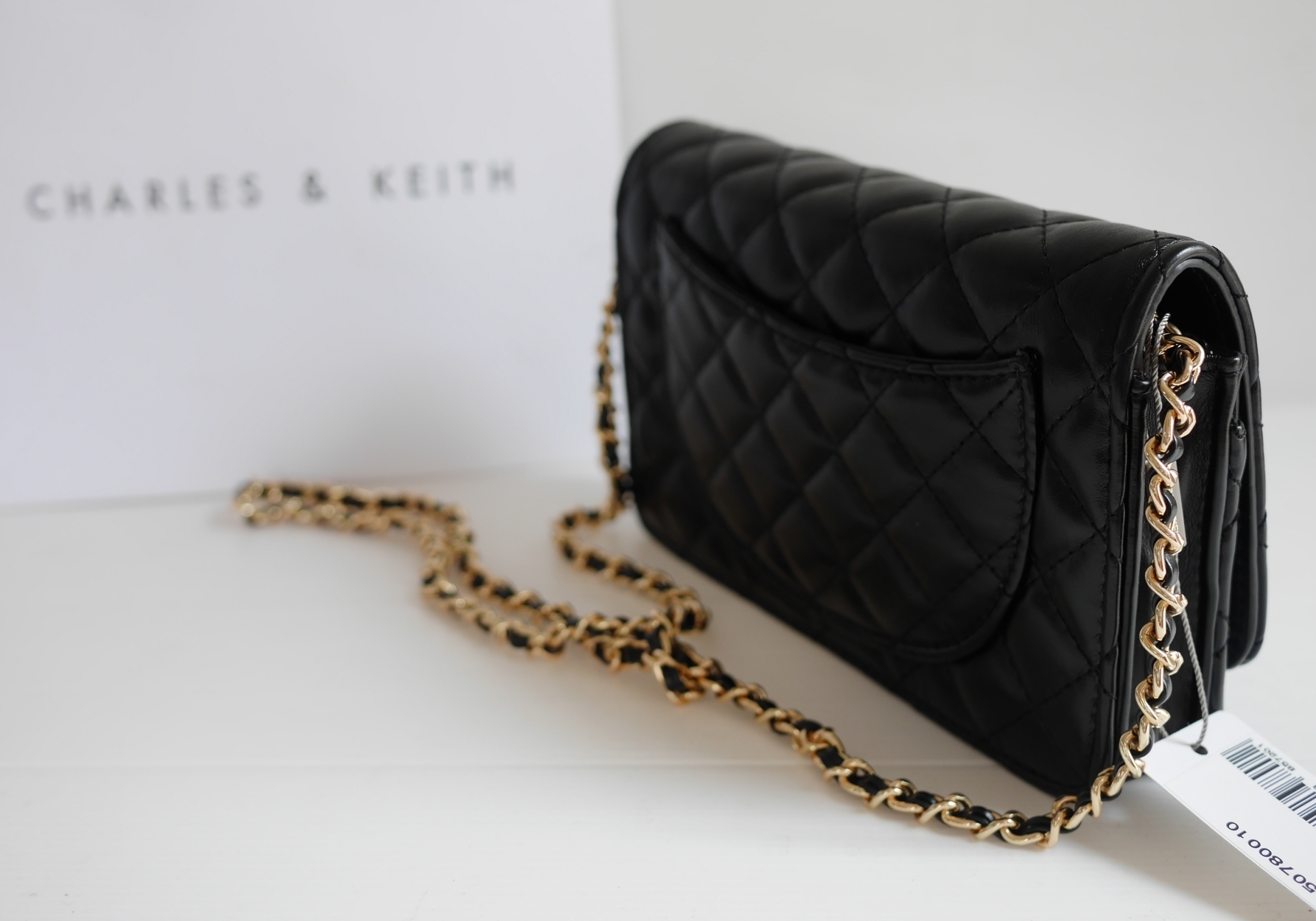 Charles & Keith Quilted Clutch (Black) กระเป๋าสะพายข้างใบเล็กกะทัดรัด วัสดุหนัง ดีไซน์ลายตาราง ปรับถือเป็น cluth ได้ มาพร้อมสายโซ่สลับหนังสวยหรู สไตล์ chanel เปิดปิดด้วยตัวล็อค ฝาเปิดด้านในมีช่องซิป เล็ก 1 ช่อง ใบนี้ mix&match ได้ทุกสไตล์การแต่งตัวค่ะ