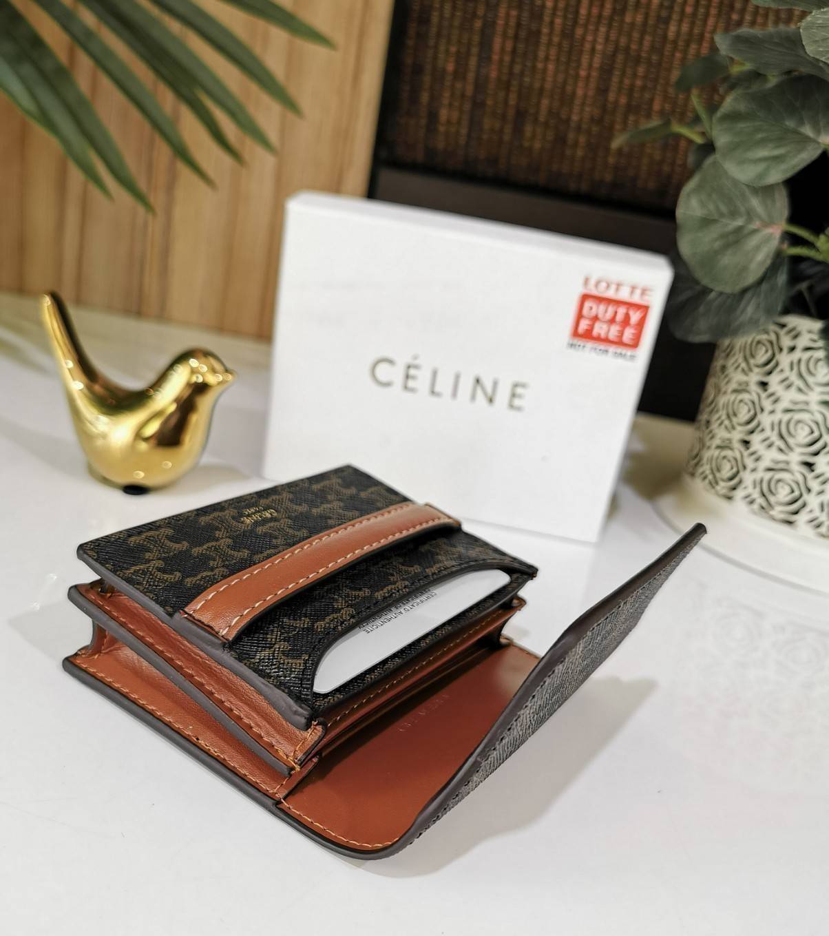 CELINE SHORT WALLET กระเป๋าสตางค์ซีลีนใบสั้น วัสดุ Triomphe Canvas หนังขึ้นลาย Signature Brand สวยอยู่ทรงมีโลโก้ด้านหน้าเปิดปิดด้วยฝาพับคาดเเถบหนังด้านหน้า ภายในมีโลโก้ มีช่องแบ่งหลายช่อง มีช่องใส่บัตรหลายช่อง สามารถช่องใส่เหรียญ บัตร ธนบัตรเเบบพับได้ ไอเ