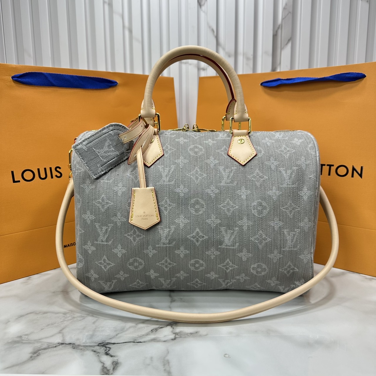 ORI หนังแท้ | LV Speedy Soft 30 Monogram Denim Washed Gray กระเป๋าสะพายสปีดี้ทรงหมอน ทรงยอดนิยม งานเดนิมตัดเย็บจากผ้าฝ้ายโดยใช้เทคนิคการฟอกสีแบบพิเศษ ตกแต่งด้วยหนังและฮาร์ดแวร์สีทองอ่อน