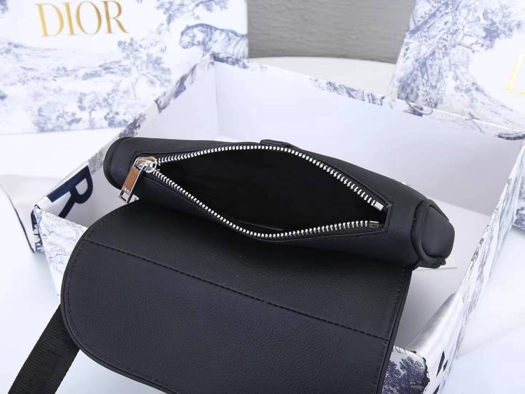 CHRISTIAN DIOR BLACK GRAINED CAFLSKIN MINI SADDLE BAG / Dior Men Bag เกรดใช้งานสลับของแท้ เกรดออริจินอล ภาพสินค้าถ่ายจากงานขายจริง ใช้งานต่างประเทศได้