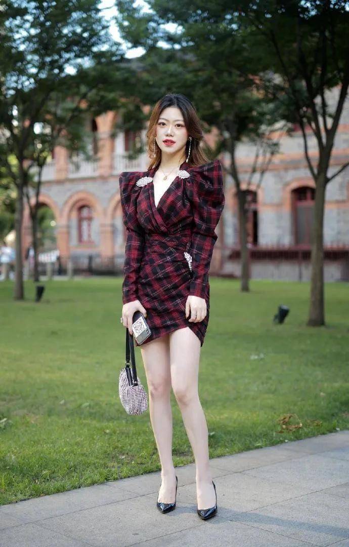 ALEXANDER WANG HEIRESS POUCH IN RHINESTONE MESH จัดให้แบบสุดตัว กับไอเท็มที่สาวๆต่างเรียกร้อง กับกระเป๋าพอชตกแต่งพลอยเทียม หรูหรา โดดเด่น ดูแพง ด้วยการตัดเย็บเรียงร้อยลงบนตาข่ายเนื้อละเอียด ทำให้ดูดีมีราคางดงามจริงๆ เปิด-ปิดด้วยซิป ขนาดกำลังสวย ภายในเป็นช