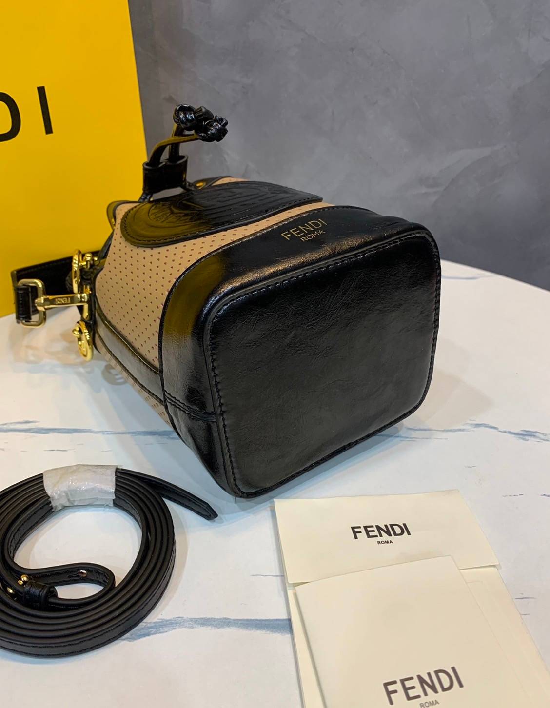 FENDI Mon Tresor mini bucket bag กระเป๋าถือทรงขนมจีบสุดคิ้วท์ หรือสะพายไหล่ วัสดุหนังแท้อย่างดี รุ่นใหม่ล่าสุด สวยหรู ดูแพง คุณนายสุดไปเลยค่า ถือแล้วสวยมากๆ จุของได้กำลังดี ทรงนี้ต้องมีติดตู้ไว้สักใบนะคะ!