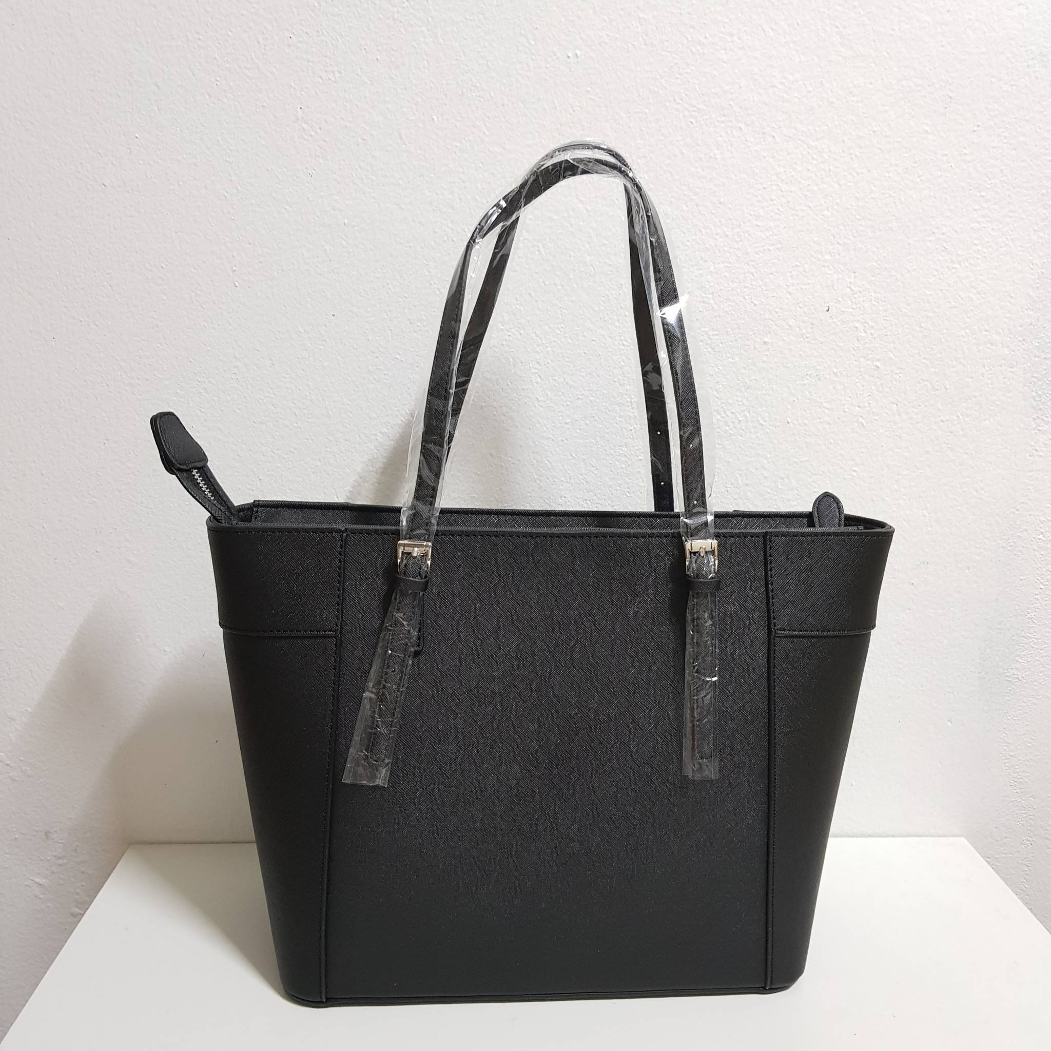 New !!! GUESS LARGE TOTE BAG พร้อมส่ง กระเป๋าถือทรง Tote ลายหนังซาฟเฟียโน่ น้ำหนักเบา ด้านหน้าติดโลโก้แบรนด์ตัวใหญ่อะไหล่เงินค่ะ พร้อมห้อยอะไหล่แบรนด์เพิ่มความหรู เปิดปิดกระเป๋าแบบซิป ซับในเป้นผ้าลายแบรนด์สวยค่ะ ภายในกว้าง ใส่ของได้จุทีเดียวนะค่ะ มีช่องซิ