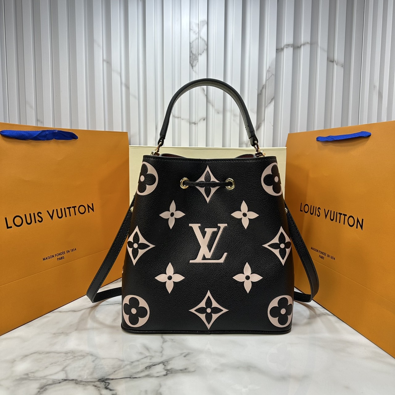 ORI หนังแท้ | LV NeoNoe MM Bucket bag Monogram Flower กระเป๋าสะพายทรงบัคเก็ต เอกลักษณ์ LV และลาย Monogram Flower อันโดดเด่นเพิ่มสไตล์ มีเสน่ห์ชวนหลงใหล