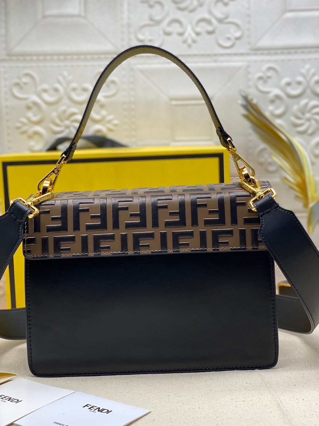 FENDI KAN leather bag เกรดออริจินอล สลับแท้ ด้วยสีและลวดลายคลาสสิกตามแบบแบรนด์ เข้าได้กับสาวๆ ทุกสไตล์