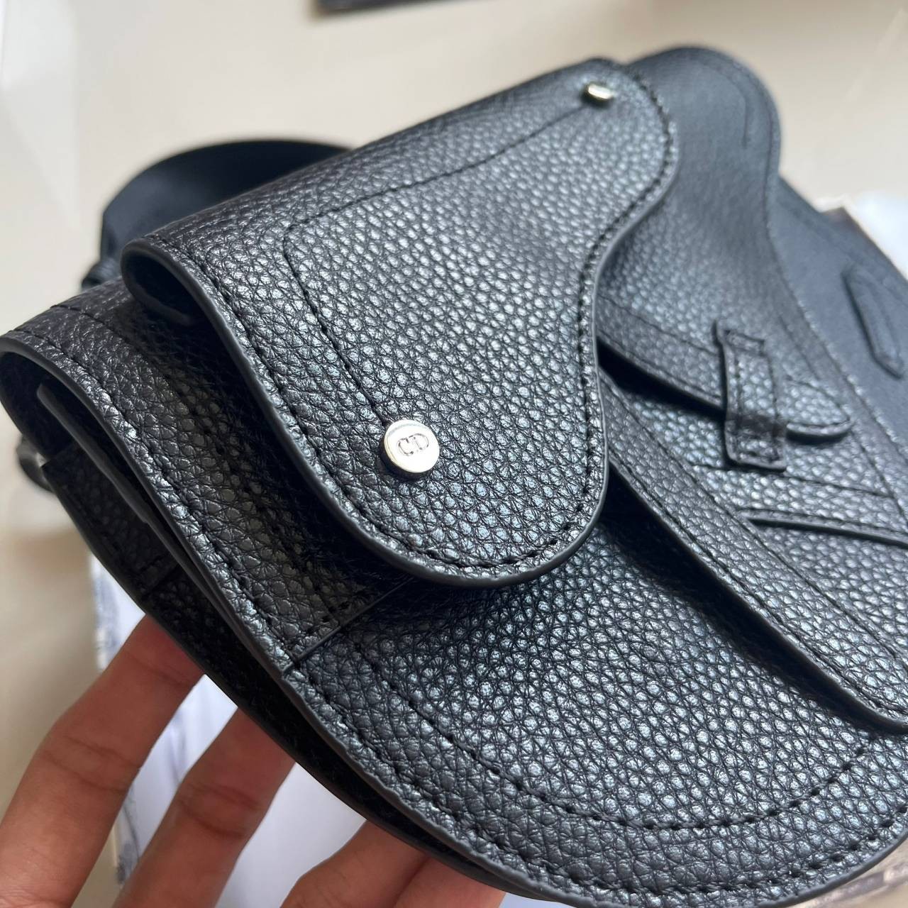 หนังแท้ CHRISTIAN DIOR SADDLE POUCH Black Grained Calfskin / DIOR SADDLE MESSENGER BAG พร้อมส่งที่ไทย กระเป๋า Saddle pouch คู่ใจขนาดกะทัดรัดและเหมาะสำหรับใช้ในชีวิตประจำวัน สีดำคลาสสิก เกรดออริจินอลหนังแท้ทั้งใบ ภาพสินค้าถ่ายจากงานขายจริง ใช้งานต่างประเทศ