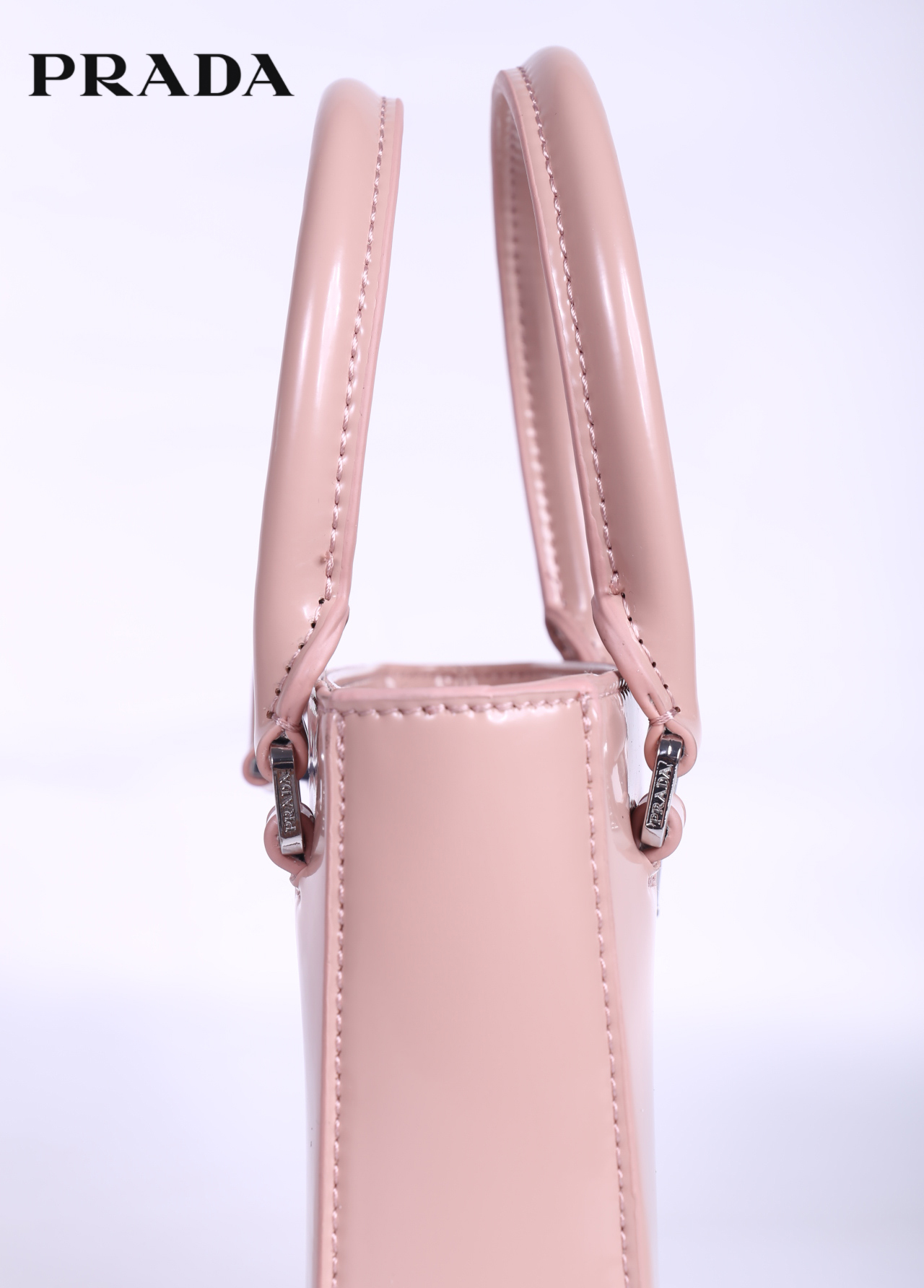 PRADA Small brushed leather tote กระเป๋าTote ขนาดเล็กที่มีดีไซน์ทรงเหลี่ยมโฉบเฉี่ยว วัสดุจากหนังเงาซึ่งเป็นวัสดุที่โดดเด่นของแบรนด์มาตั้งแต่ยุค 90'