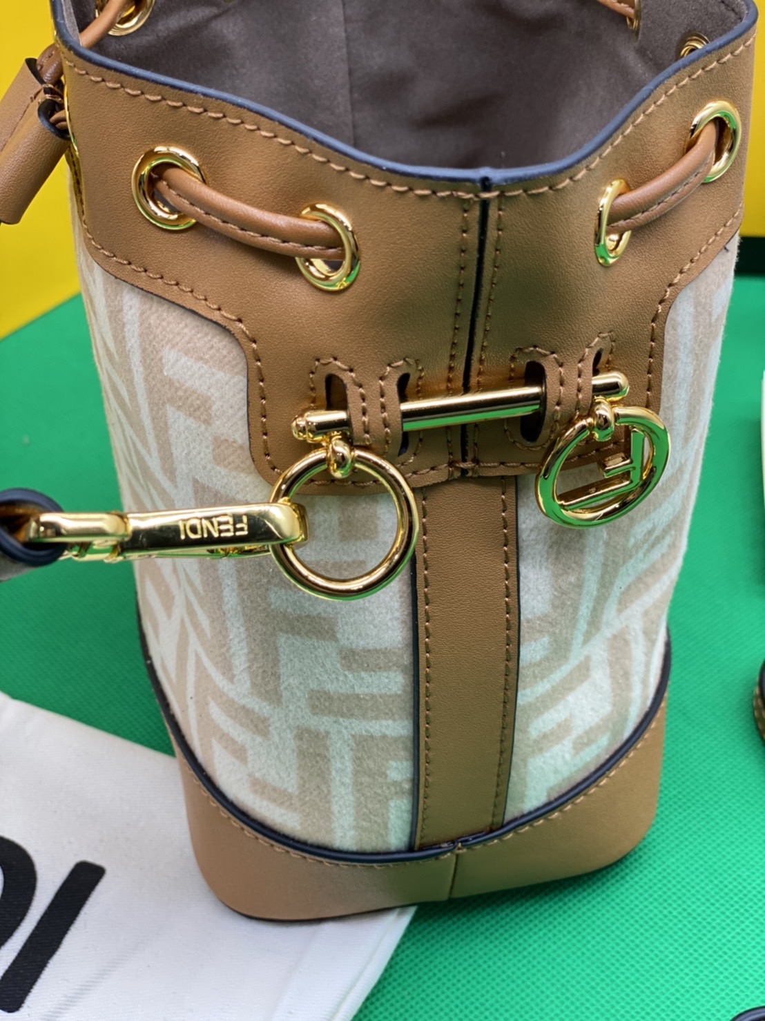 FENDI MON TRESOR MINI BAG รุ่นใหม่ล่าสุด น่ารักมากค่ะ กระเป๋าถือหรือสะพายไหล่ทรงขนมจีบสุดคลาสสิก วัสดุหนังแท้สลับผ้ากำมะหยี่พิมพ์ลายอย่างดี ลวดลายเอกลักษณ์ตามแบบฉบับแบรนด์ สวยหรู ดูแพง คุณนายสุดไปเลยค่า ถือแล้วสวยมากๆ จุของได้กำลังดี ทรงนี้ต้องมีติดตู้ไว้