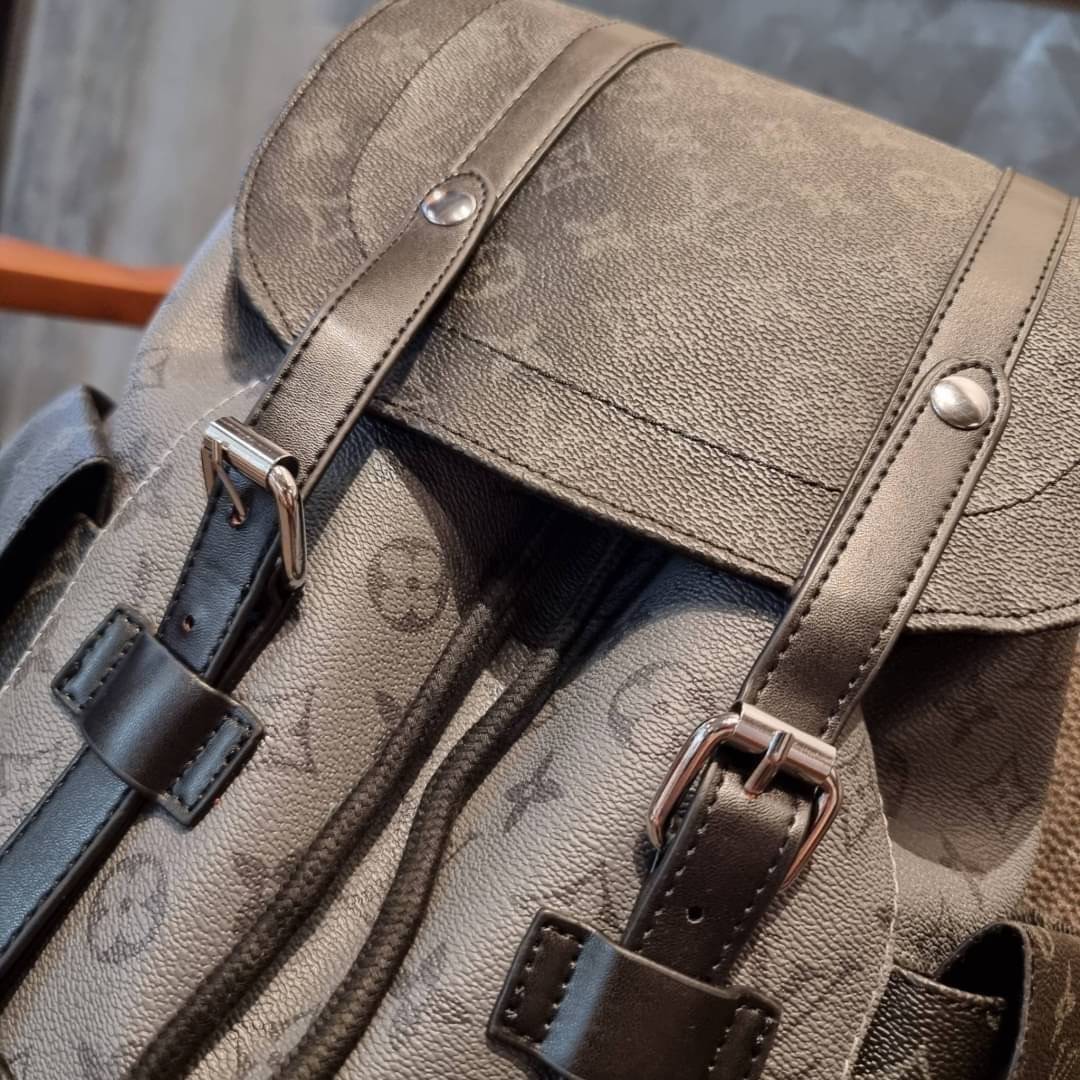 LV Christopher PM Monogram Eclipse Reverse เป้สะพายหลังใบใหญ่ LV MONOGRAM BACKPACK ที่หนุ่มๆตามหากันมากที่สุด LONG WEEKEND กระเป๋าใบใหญ่ต้องมี!! รุ่นสุดฮอต!! ด้วยรูปทรงที่คลาสสิค สไตล์เอกลักษณ์ วัสดุหนังแคนวาส ทนทาน