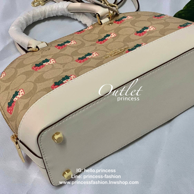 COACH MINI SIERRA SATCHEL IN SIGNATURE WITH STRAWBERRY PRINT (COACH 91514) กระเป๋าทรงโดม สุดฮิต วัสดุ pvc อย่างดีค่ะ 🔺จุดเด่นมีรูปสตรอเบอร์รี่น่ารักๆทั้งใบค่ะ เปิดปิดกระเป๋าแบบซิป ภายในกระเป๋ากว้าง ใส่กระเป๋าเงินใบยาวได้;ของจำเป็นของสาวๆได้ครบค่ะ 