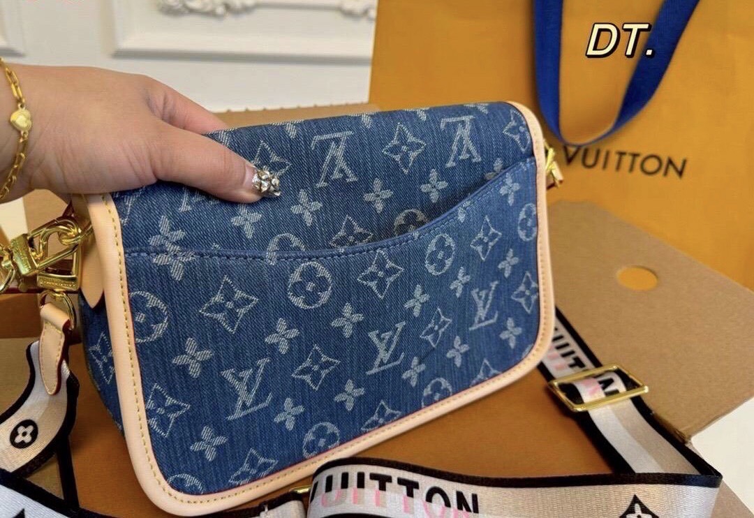 LV Diane Monogram Denim Bag กระเป๋าสะพายมัลติฟังก์ชั่น โมโนแกรมเดนิมสุดไอคอนิก ดีไซน์ใหม่ ออกมาได้น่ารักน่าใช้มากๆ สียีนส์สวยมีเสน่ห์