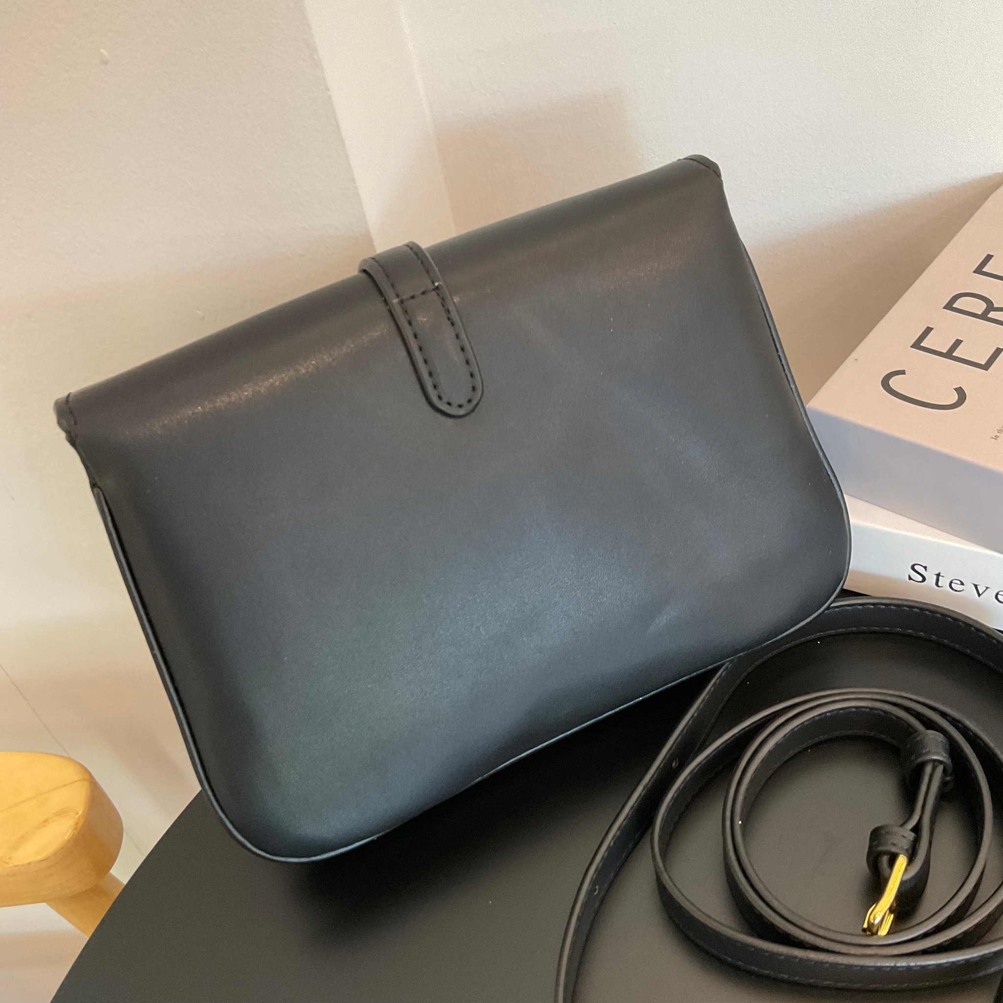 Celine Medium Tabou in smooth พร้อมส่งที่ไทยอีกครั้ง! CELINE SHOULDER BAG VIP หนังเรียบสวยหรู ปรับดับพวงกุญแจสีทองด้านหน้า ด้านในเปิดด้วยด้วยกระดุม แบ่งช่องใส่ของออกเป็นสัดส่วน