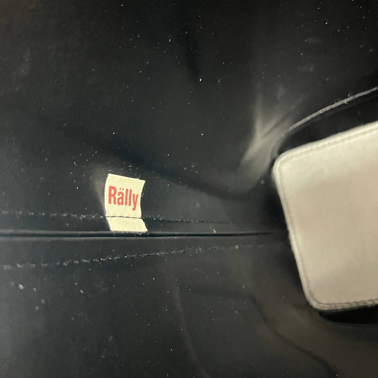 Rally The Bag Whisper กระเป๋าทรงบัคเก็ตงานหนังรุ่นใหม่ ฮอทติดลมบน มาแรงสะพายกันทั่วบ้านทั่วเมือง สายแบกสายขนห้ามพลาดจุของได้เยอะ รุ่นหนังผิวสัมผัสนิ่มมือ ทนทานและจุสิ่งของได้ครบครัน