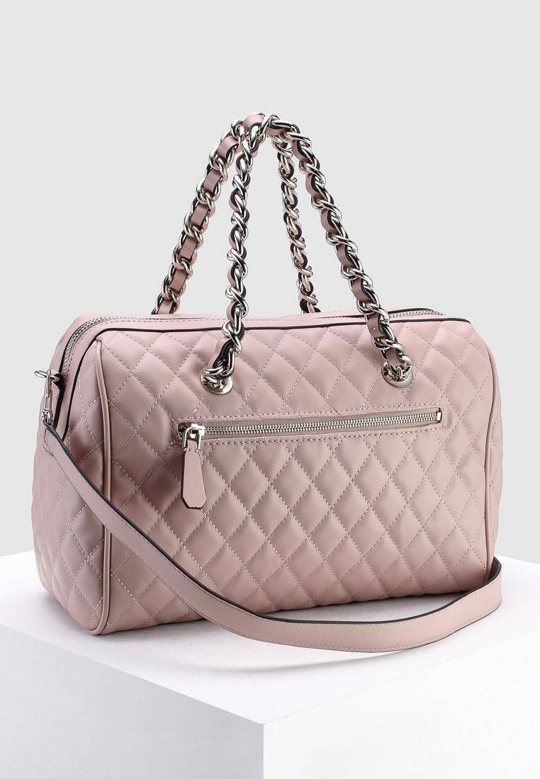 GUESS WOMEN’S BOWLING BAG กระเป๋าสะพายทรง Bowling รุ่นใหม่ล่าสุดจาก GUESS FACTORY หนังนิ่มลายตารางสวยอยู่ทรงใบใหญ่กำลังดี ด้านหน้าประดับโลโก้หูหิ้วโซ่ร้อยหนังสะพายไหล่ได้เเข็งแรงรับน้ำหนักได้เยอะ เปิดปิดด้วยซิปสะดวกใช้ มีหมุดรองฐานกันรอย ภายในมีช่องซิปและ
