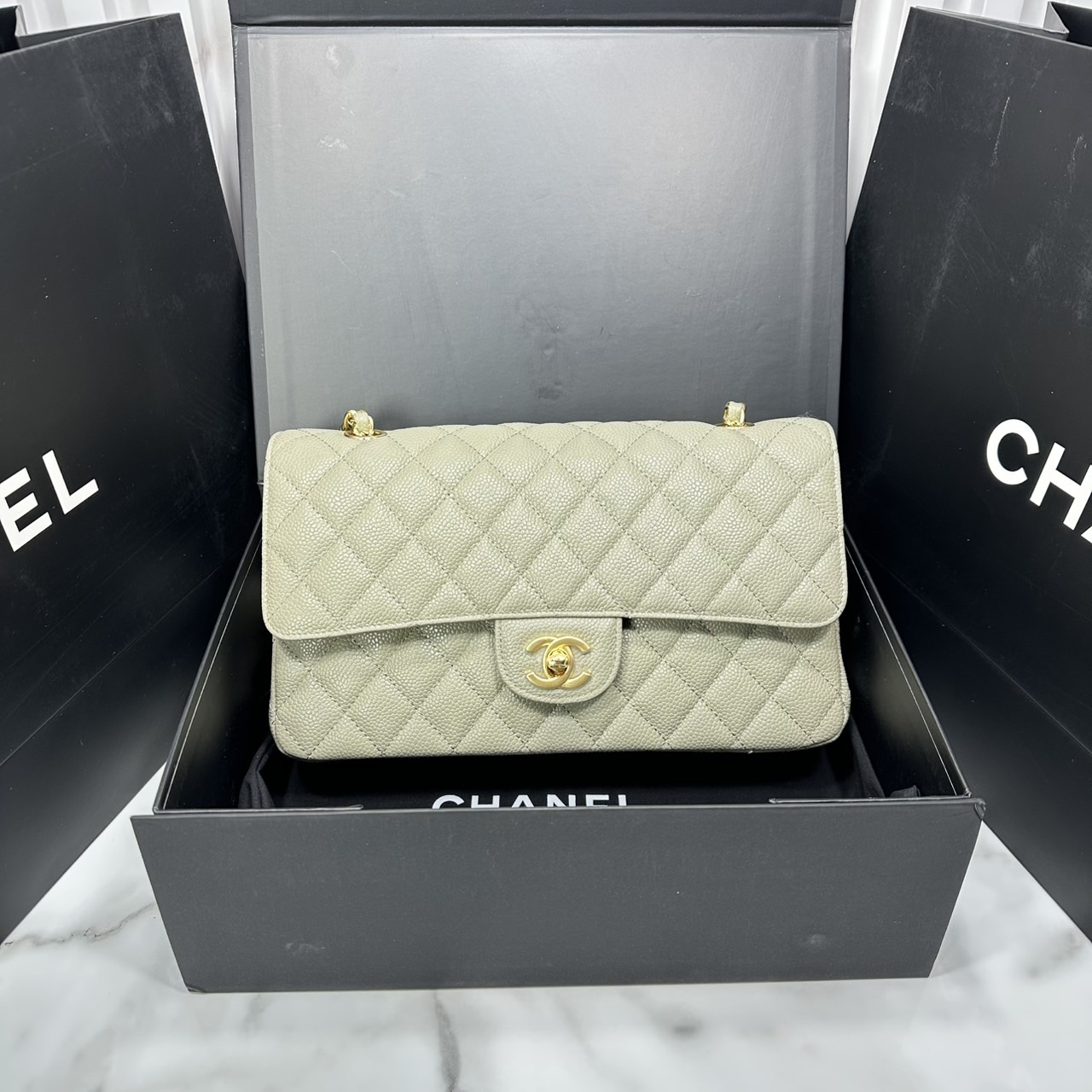 ORI หนังแท้ | ORI หนังแท้ | CHANEL Classic 25cm shoulder bag กระเป๋าสะพายรุ่นยอดนิยม หรูหราระดับตำนาน สวยงามเหนือกาลเวลา