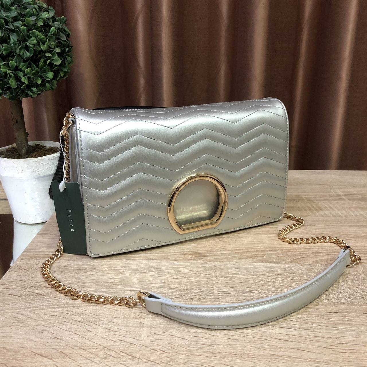 New 2018! PEDRO METAL DETAIL SHOULDER BAG กระเป๋าสะพายทรง คลัช ขนาดกำลังดี ดูหรูหรา หนังpuลายตะเข็บดีเทล สวยยค่ะ เปิด-ปิดด้วยแม่เหล็ก ภายในมี 2 ช่อง และช่องซิปเล็ก จุของได้เยอะ อยู่ทรงแข็ง สายสะพายมีที่รองบ่า จะสะพายหรือสายสามารถเก็บแล้วถือเป็นคลัชออกงาน 