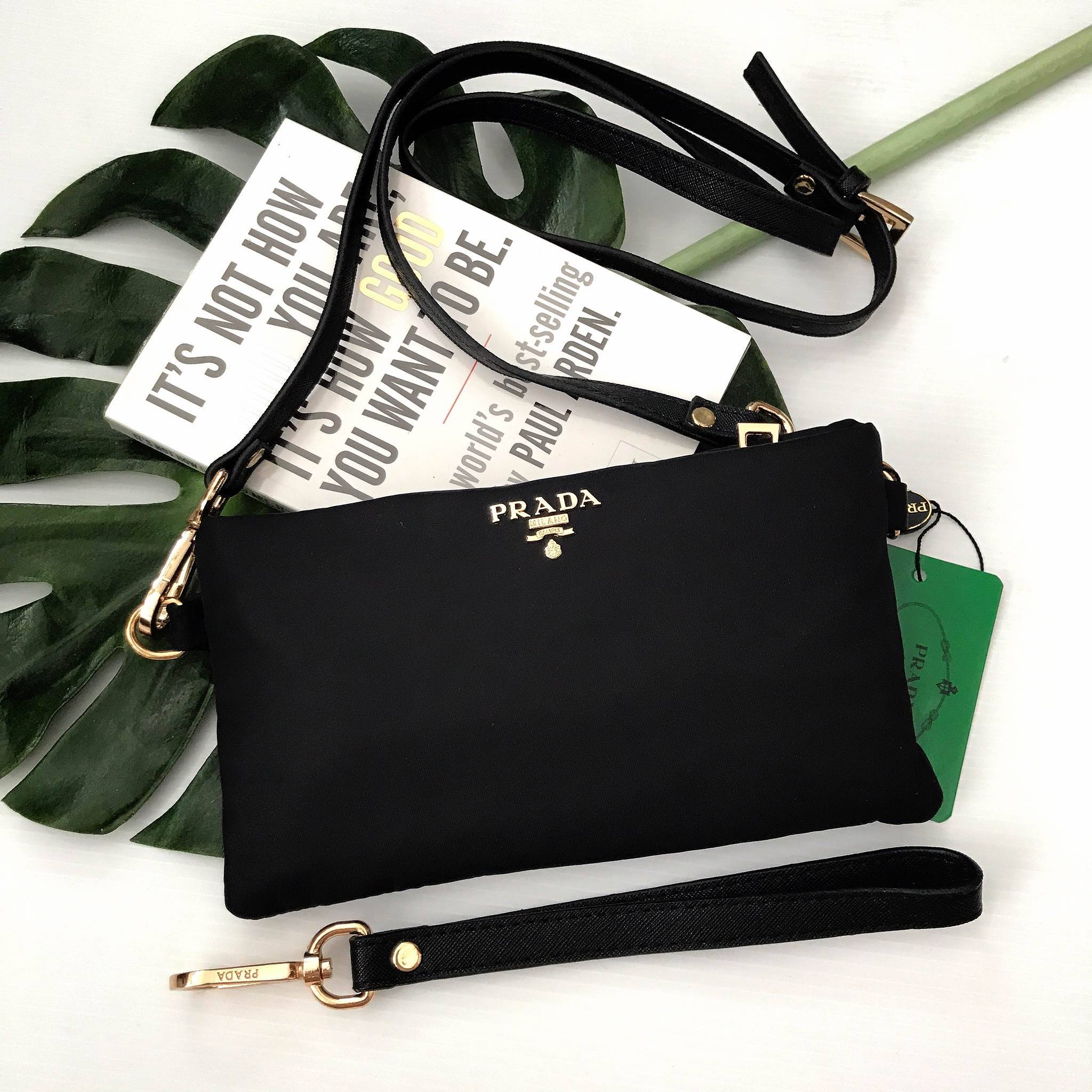 New Arrival! มาใหม่ค้า กระเป๋า Premium Gift จากแบรนด์ Prada ทรง crossbody อีกรุ่นที่ขนาดกำลังน่ารัก ตัวกระเป๋า เป็นไนลอนเต็มใบ กันน้ำ ด้านหน้าประดับโลโก้ อะไหล่ทอง สวยหรูเว่อร์วัง มาพร้อมสาย 2 เส้น สะพายได้และสามารถเป็น cross body ได้ ใส่สายสั้นเป็นคล้องม