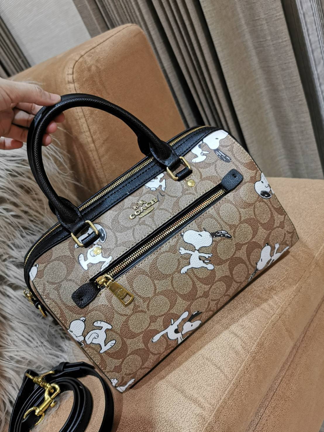 COACH FACTORY BOSTON BAG IN SIGNATURE X SNOOPY COLLECTION กระเป๋าถือหรือสะพายคอลเลคชั่นพิเศษจาก Coach Factory วัสดุ Signature refined calf leather หนังแท้ลายคอลเลคชั่น Snoopy เทคเจอร์สวยอยู่ทรง ดีไซน์ยอดนิยม ด้านหน้ามีโลโก้และช่องซิปแบรนด์ ช่องหลักเปิดปิด